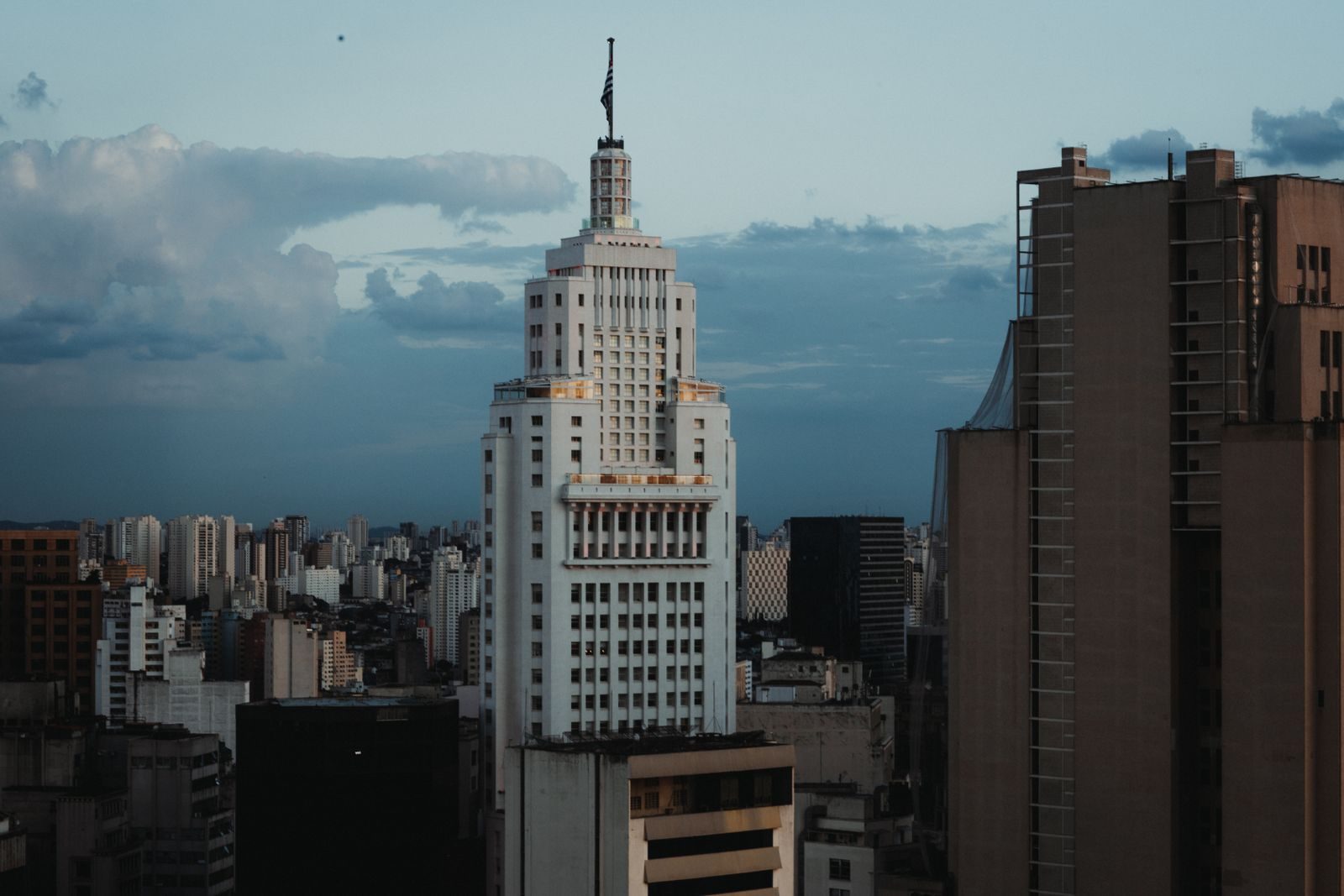 Fileiras de servidores em um data center usado para processamento de inteligência artificial