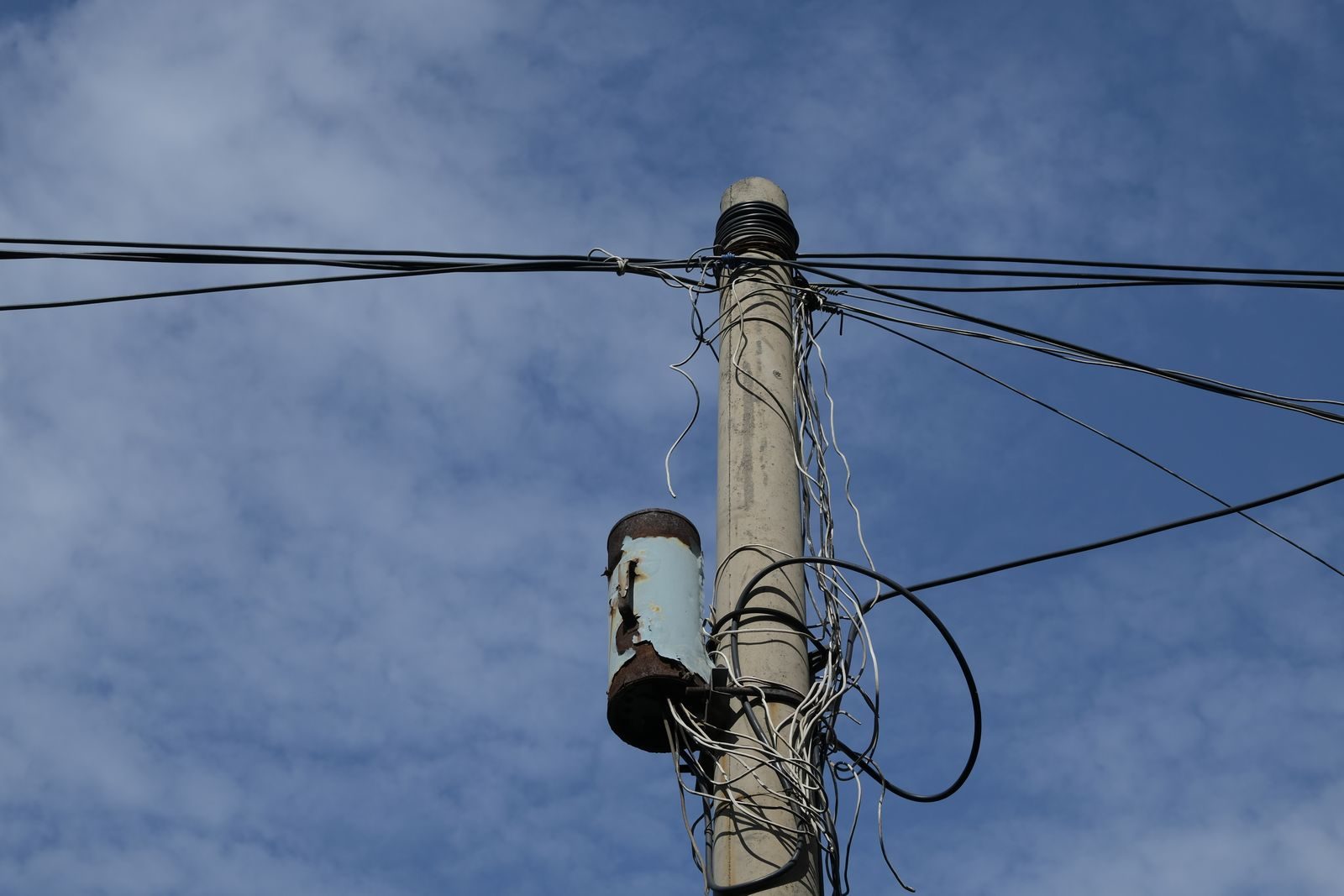 Corredor de servidores em um data center ao lado de linhas de transmissão de energia
