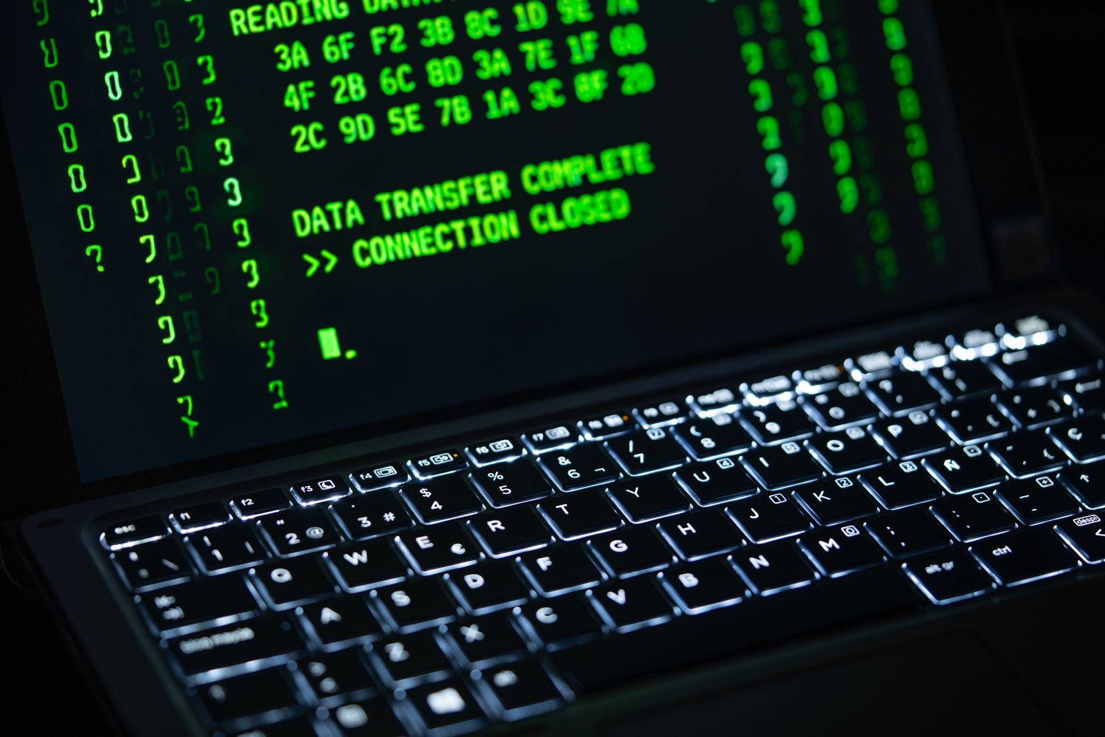Representação de código criptográfico sobre símbolos de criptomoedas