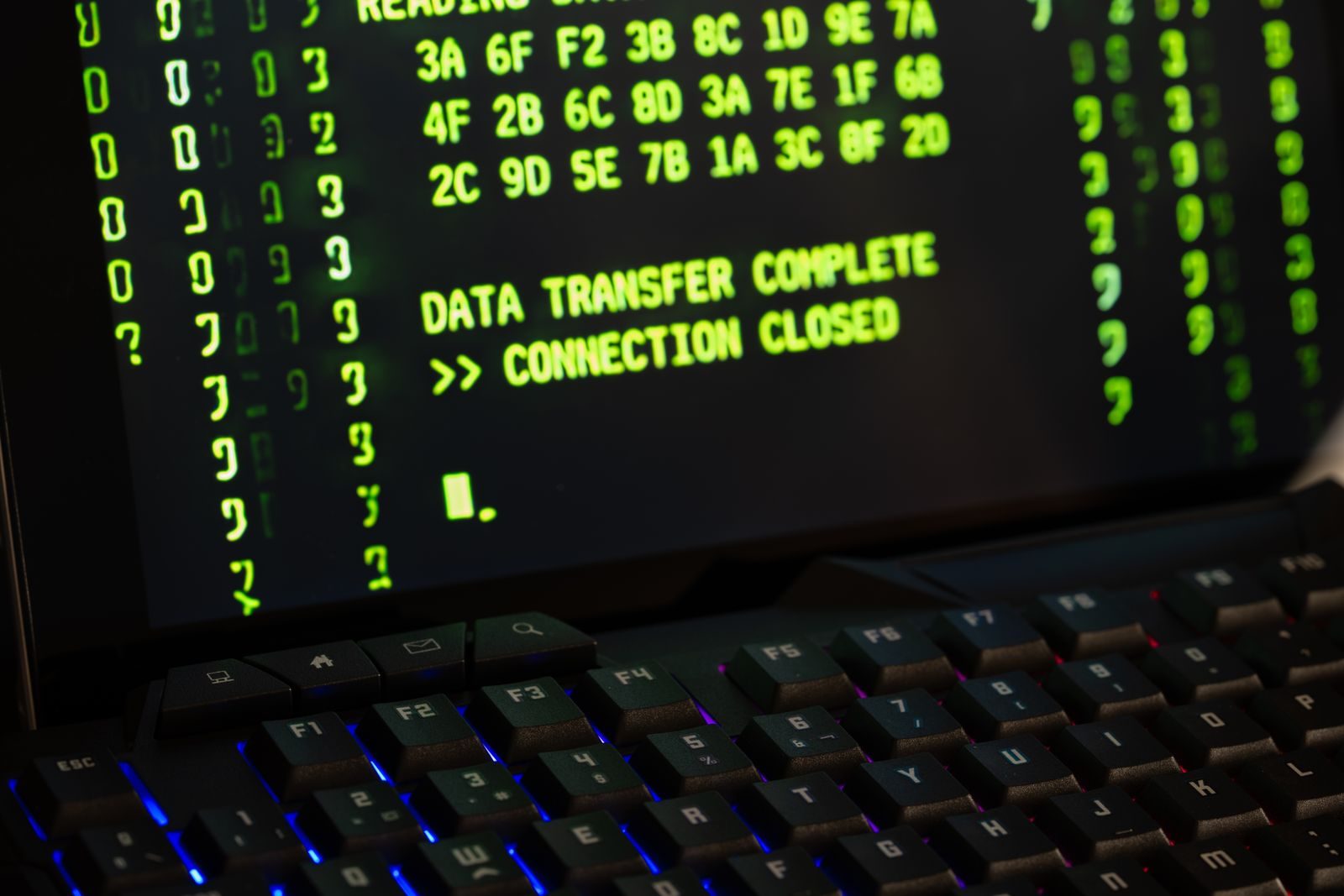 Cadeado digital sobre código de computador, símbolo de criptografia
