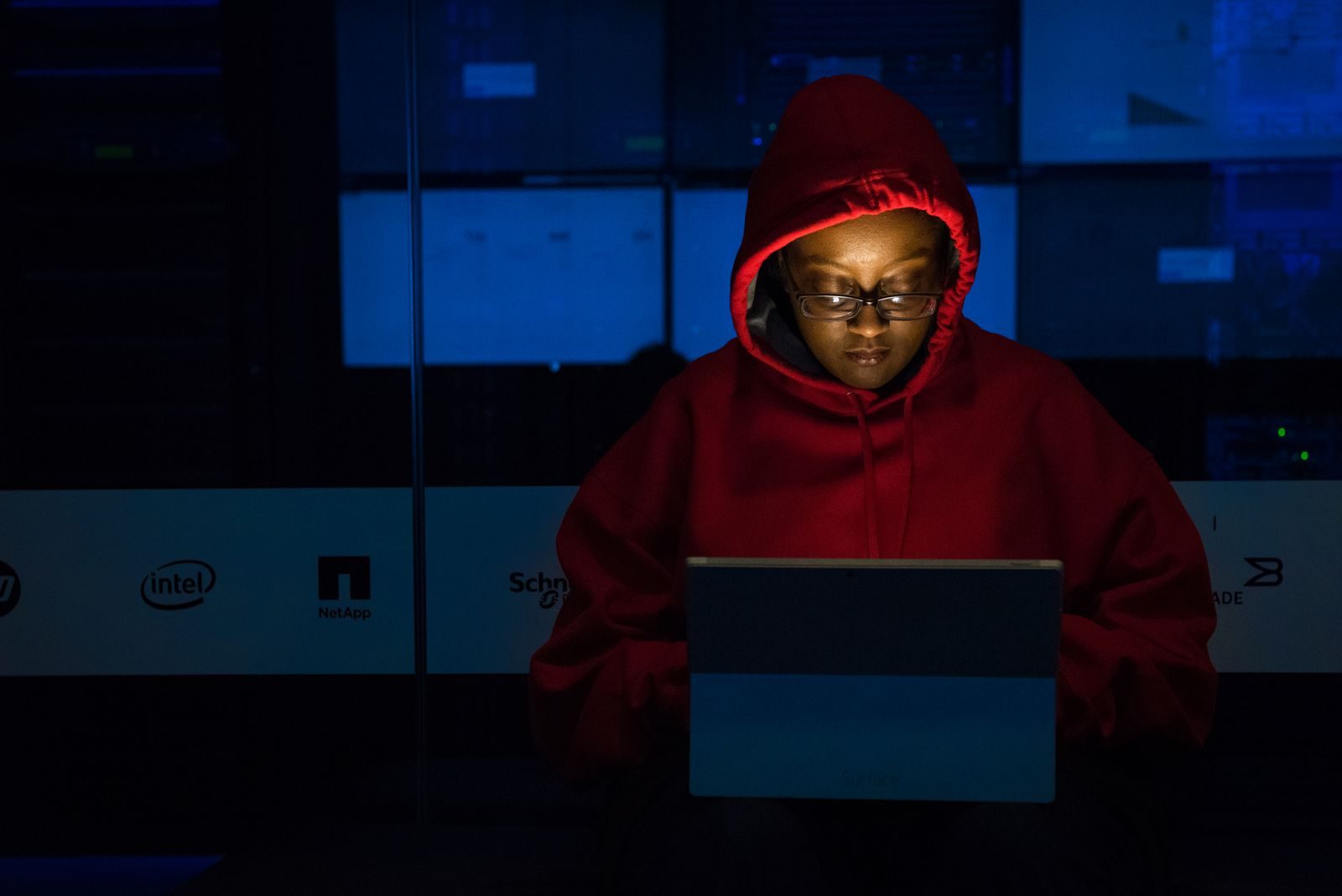 Profissional de segurança digital monitora alertas de ataque em tela de computador