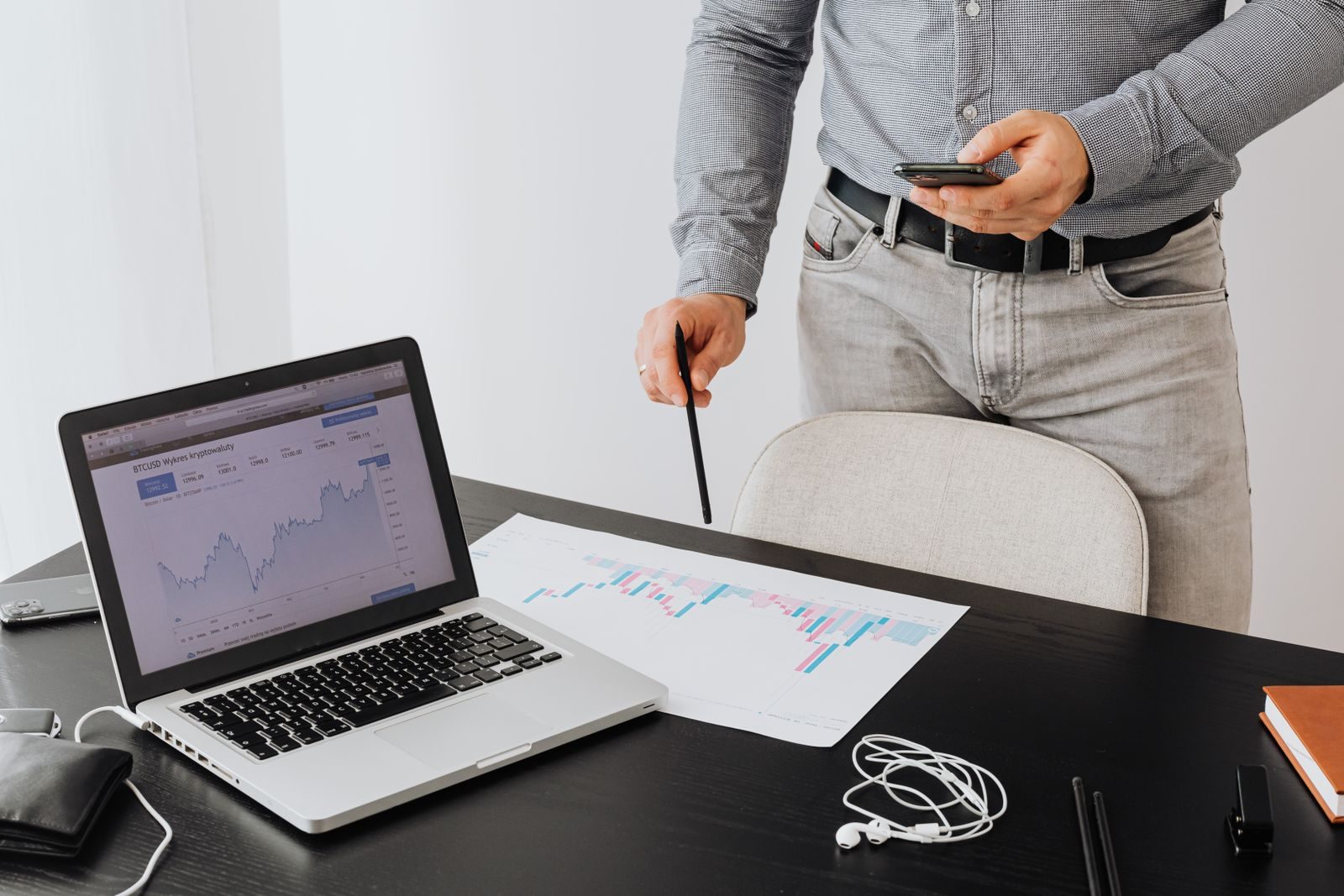 Profissional analisa carteira de investimentos em computador