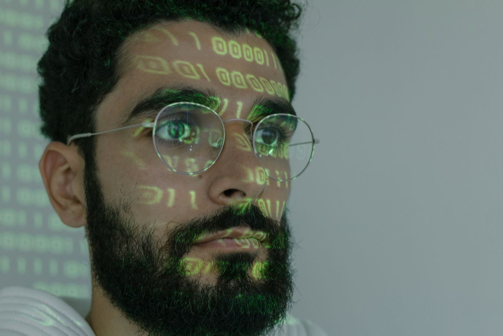 Rosto digitalizado simbolizando conteúdo falso produzido por inteligência artificial