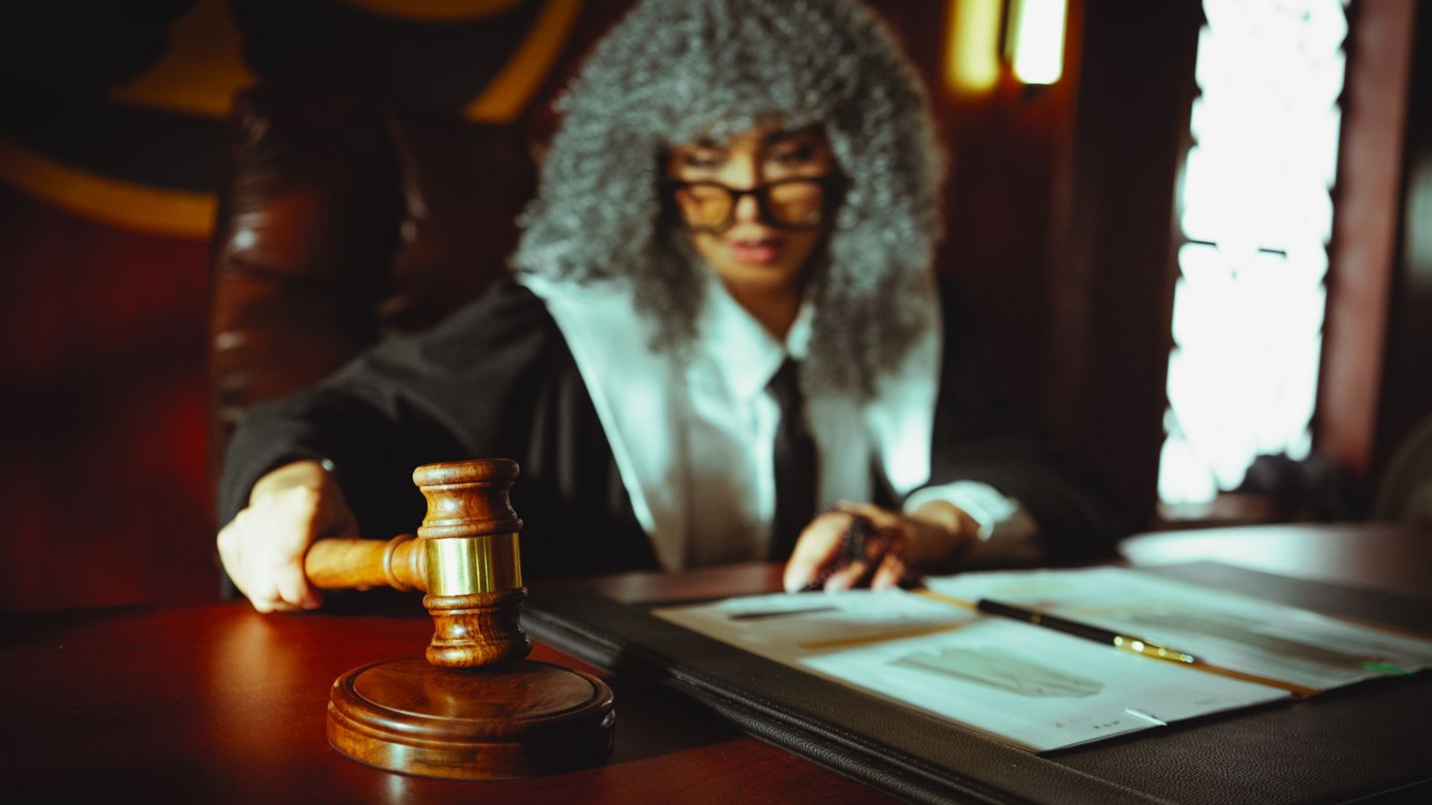 Martelo de juiz sobre mesa em um tribunal