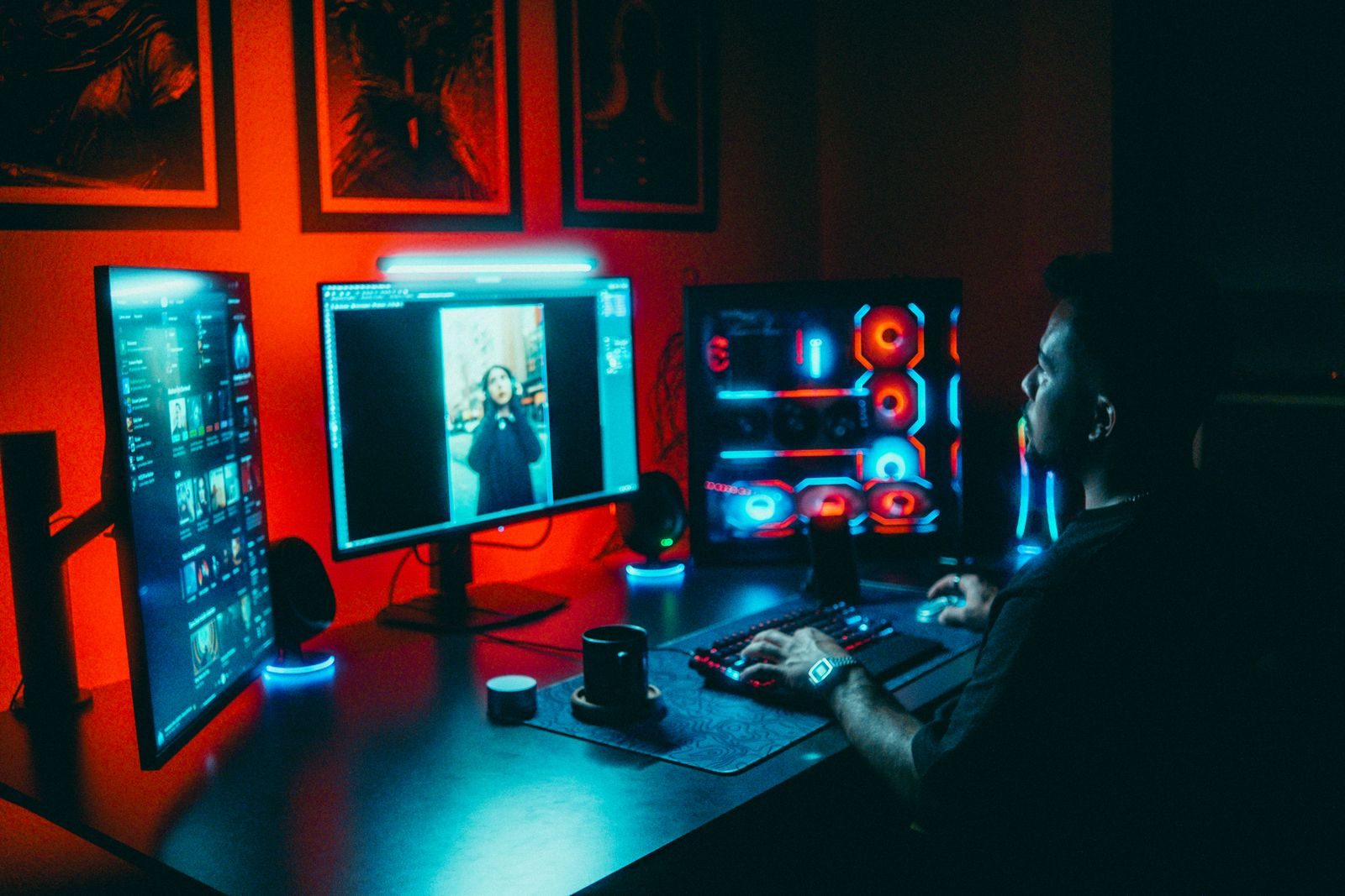 Desenvolvedores de jogos trabalhando em frente a monitores em um estúdio