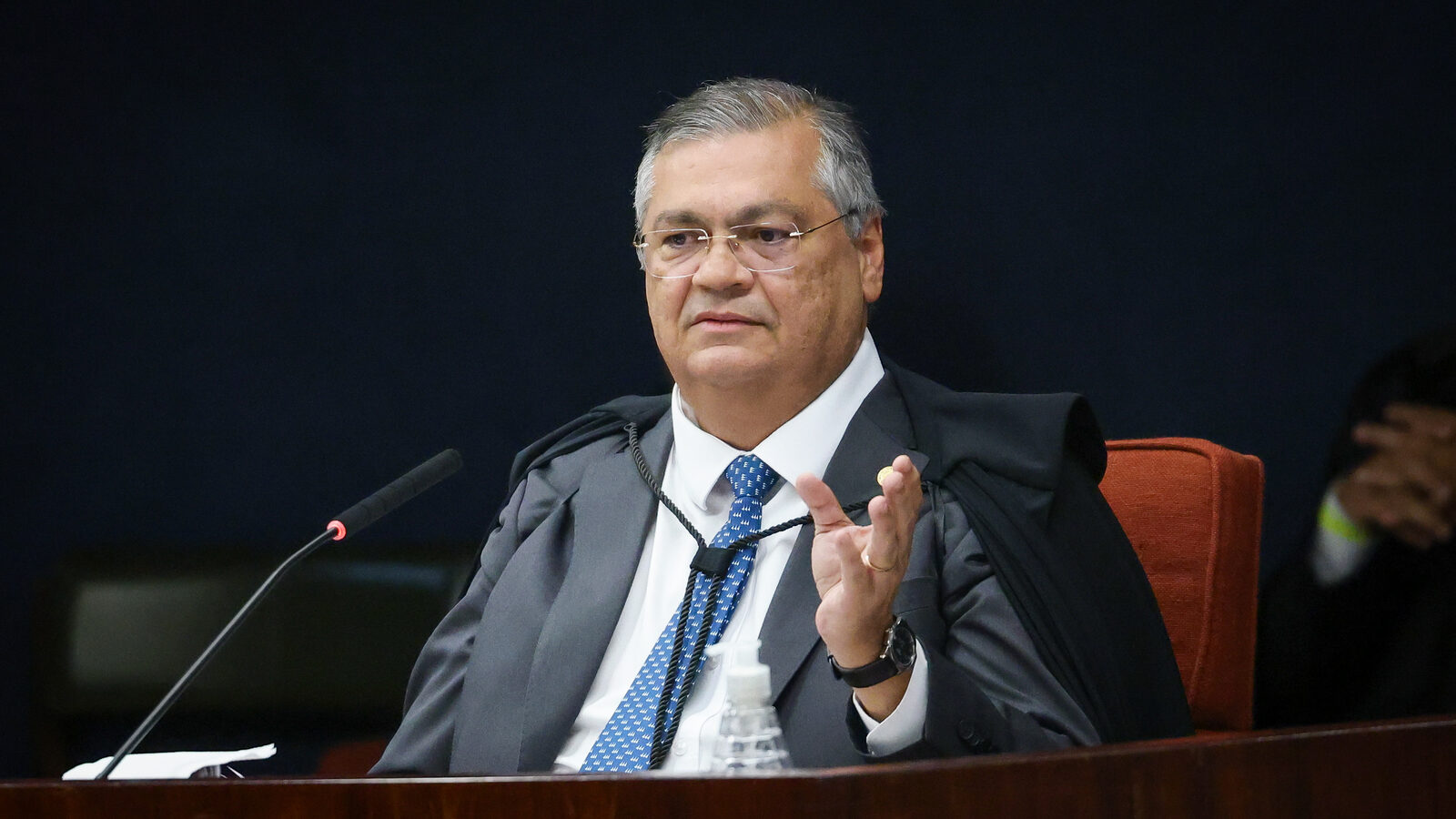 Flávio Dino, ministro do STF, de toga, durante sessão no plenário do Supremo