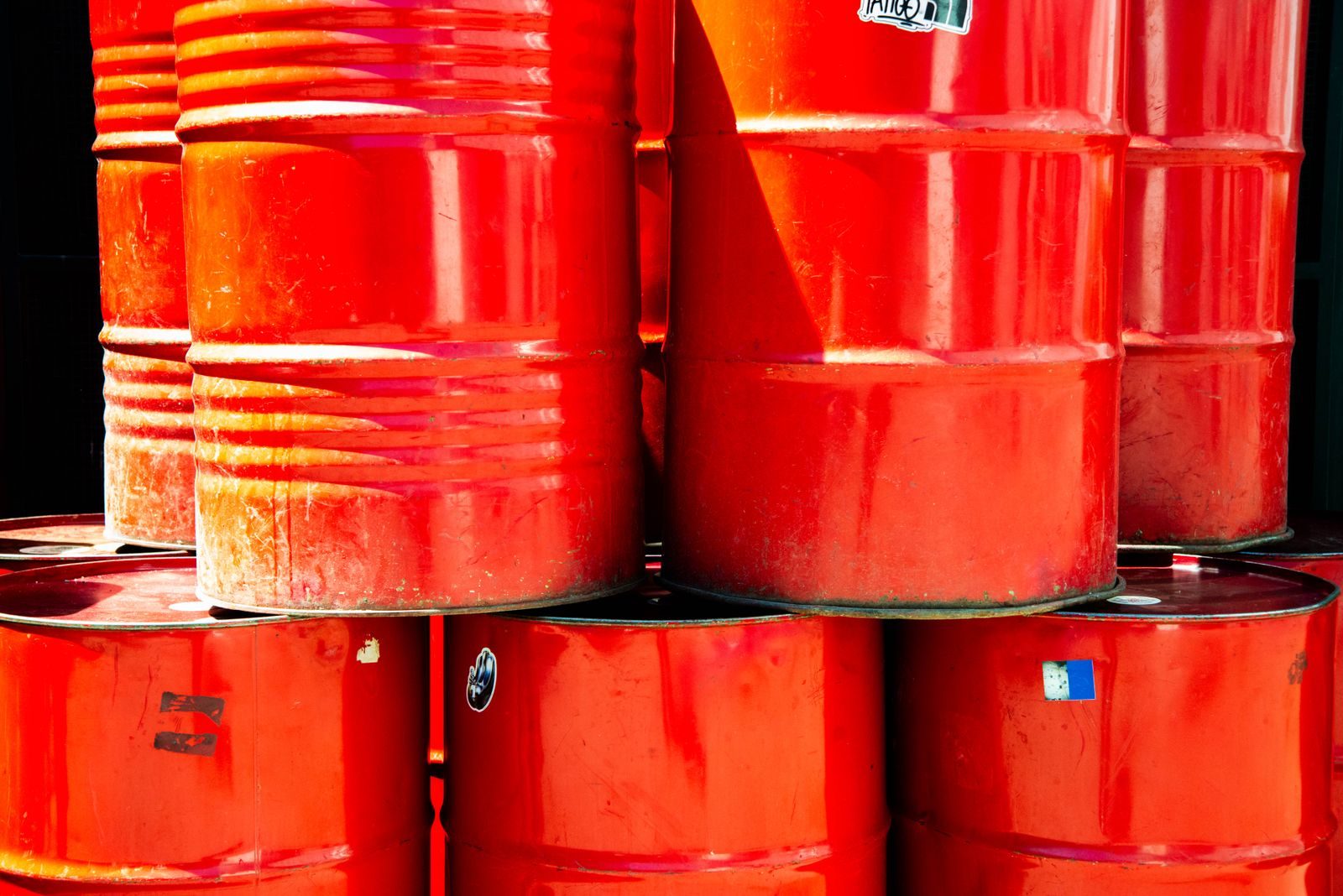 Painel de cotações de bolsa com gráfico de petróleo e dólar