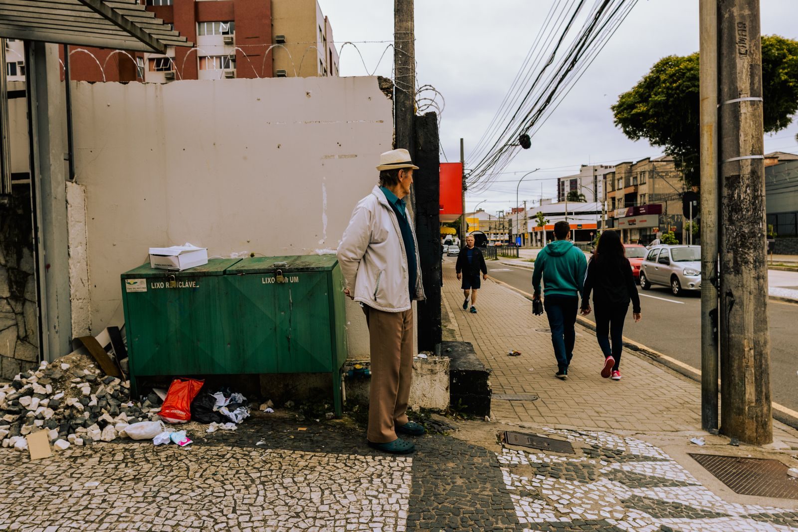 Eleitor deposita o voto em urna eletrônica em seção eleitoral no Brasil