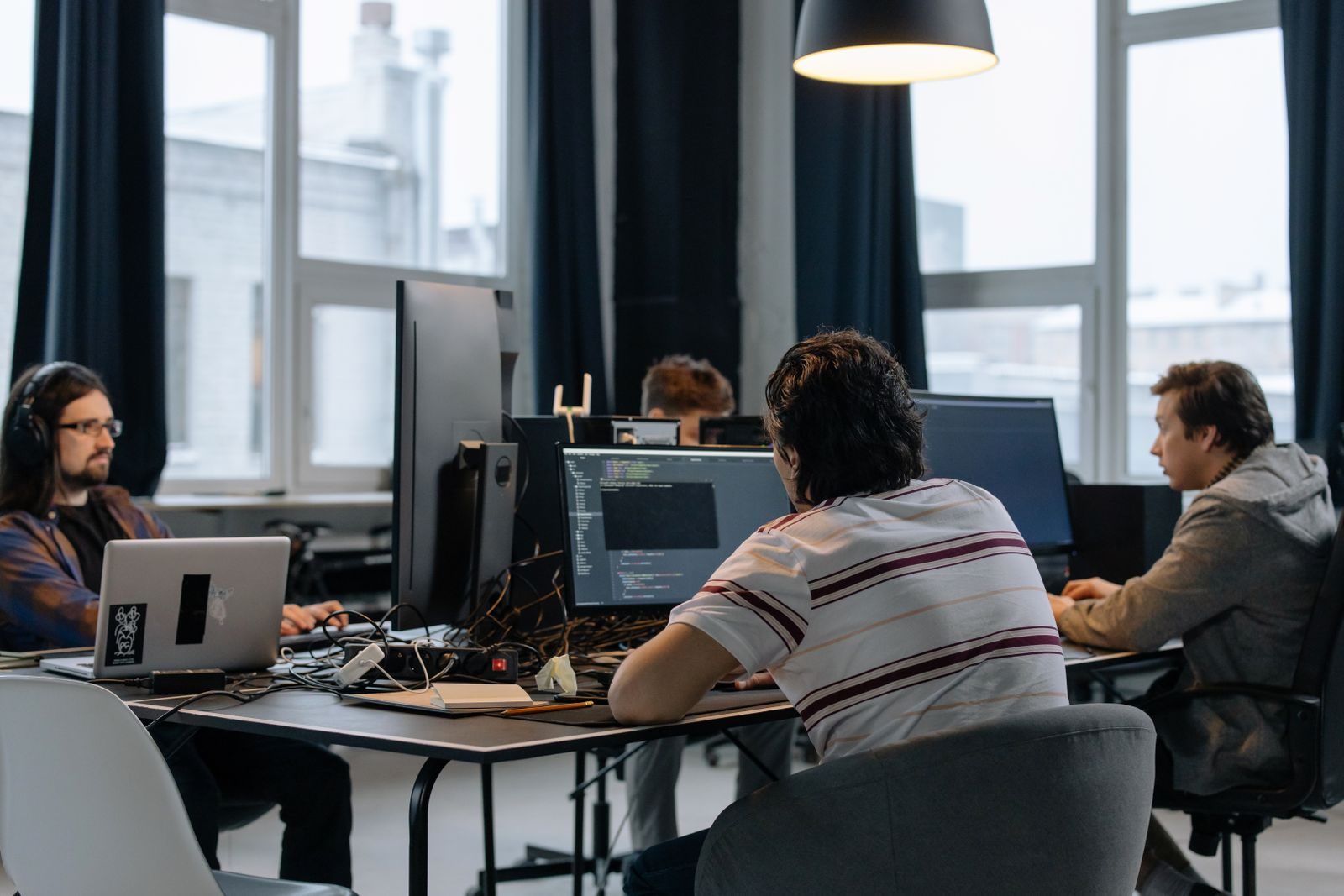 Equipe de uma scale-up brasileira reunida em escritório de tecnologia