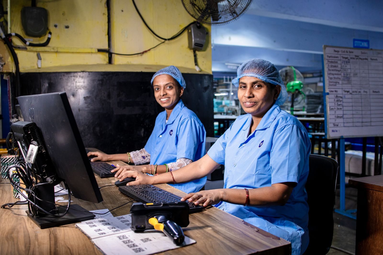 Trabalhadores em linha de produção de fábrica de eletrônicos no Brasil