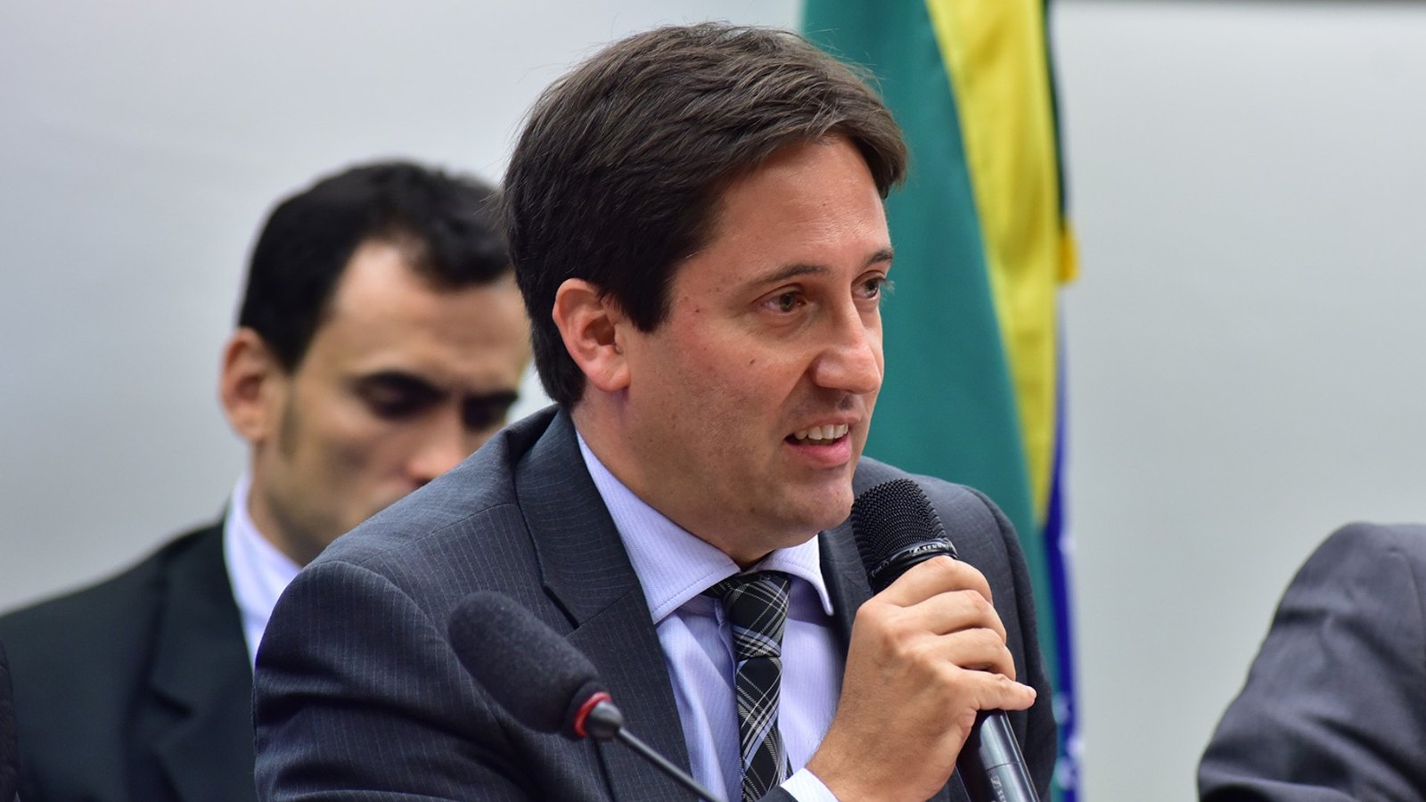 Paulo Sérgio Neves de Souza, ex-diretor de Fiscalização do Banco Central, de terno, fala ao microfone na Câmara dos Deputados