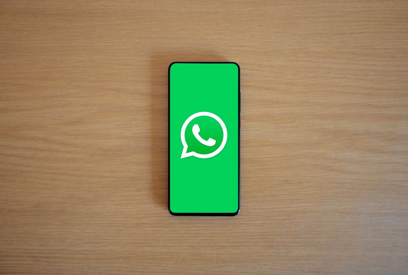 Celular exibindo o aplicativo WhatsApp