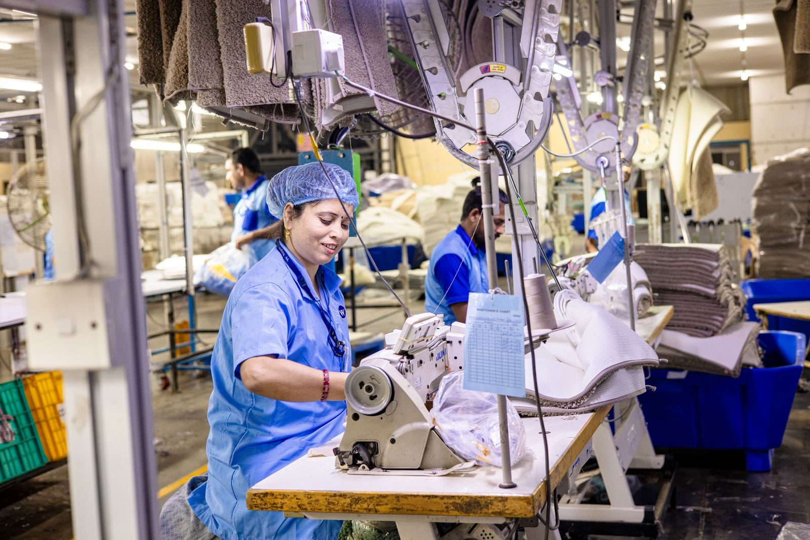 Trabalhadores em uma linha de produção no Brasil