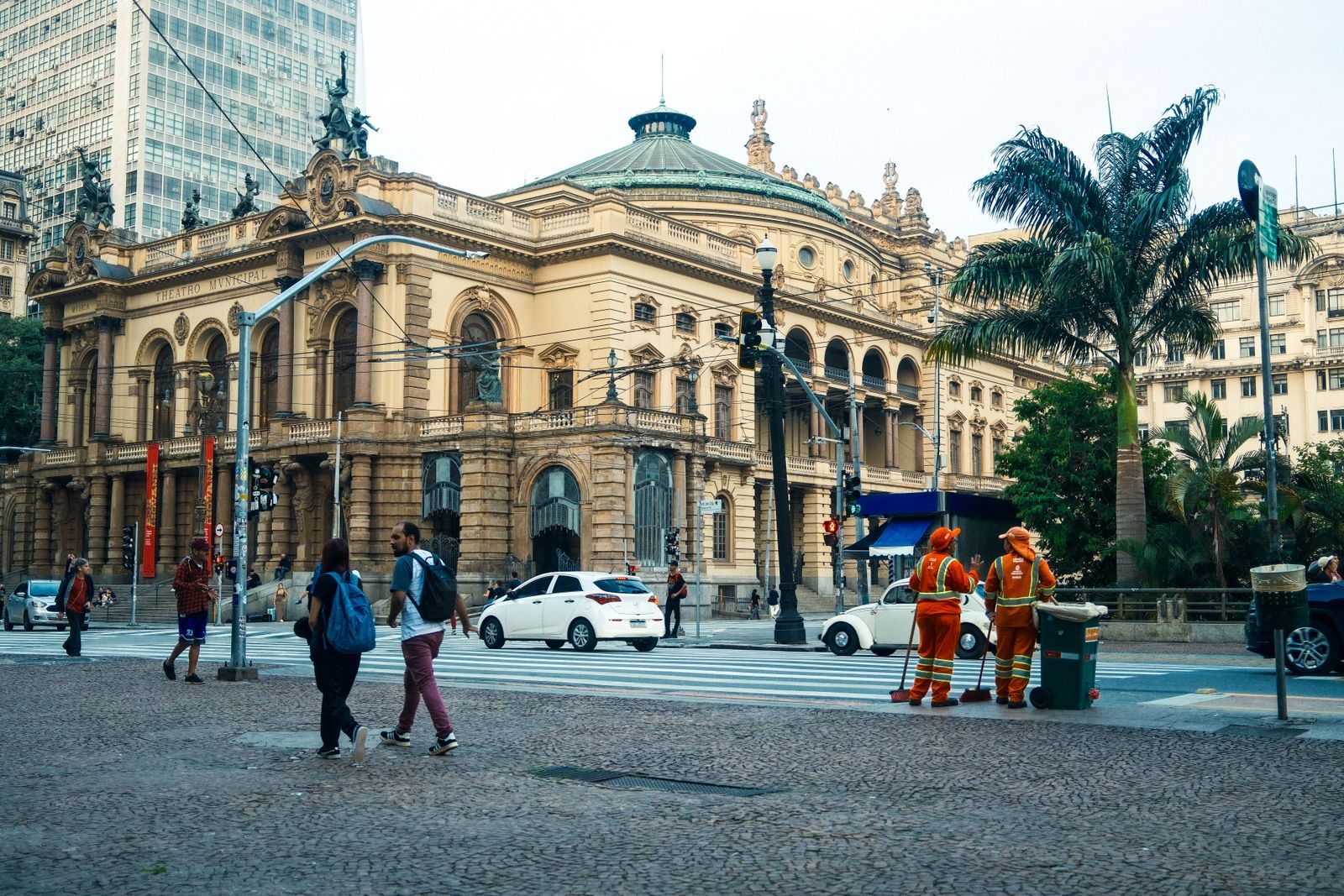 Trabalhadores em rua movimentada de uma cidade brasileira