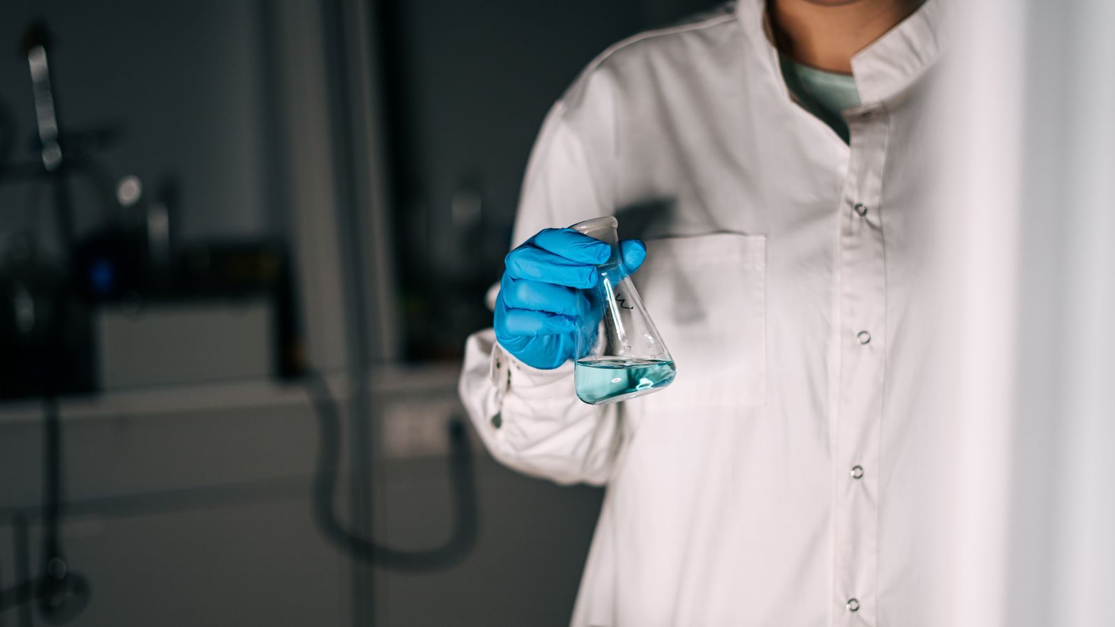 Pesquisadores trabalhando em laboratório de inovação