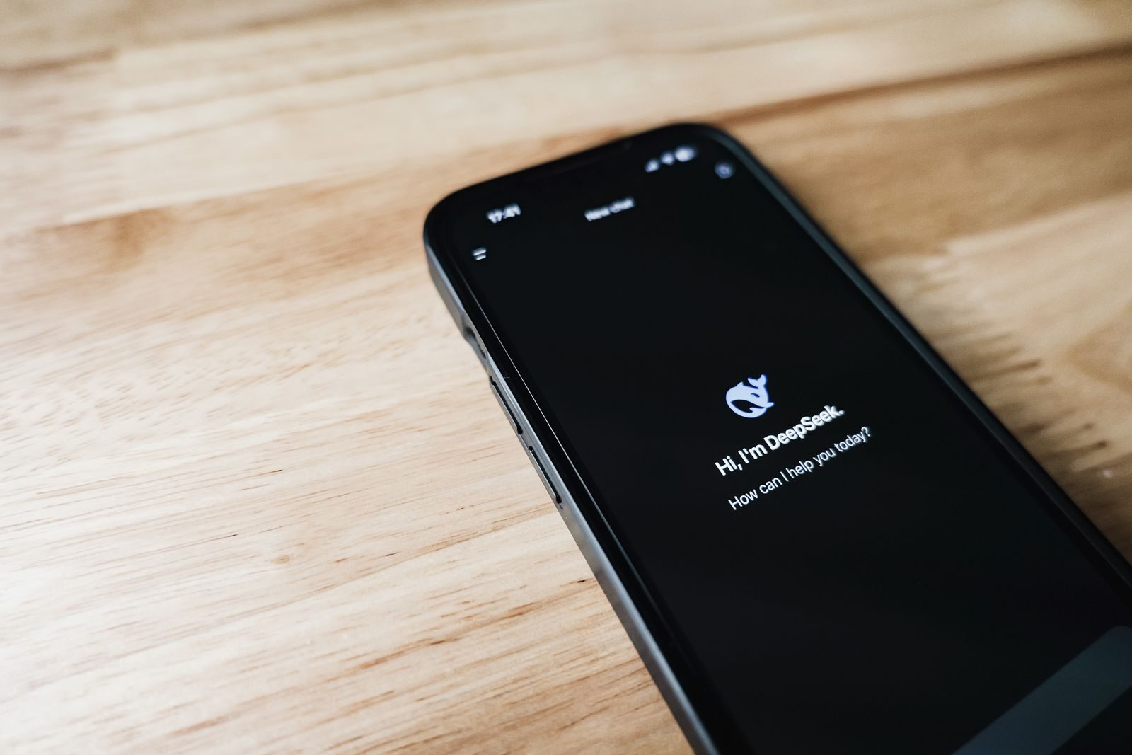 Pessoa segurando um celular com um aplicativo de inteligência artificial aberto