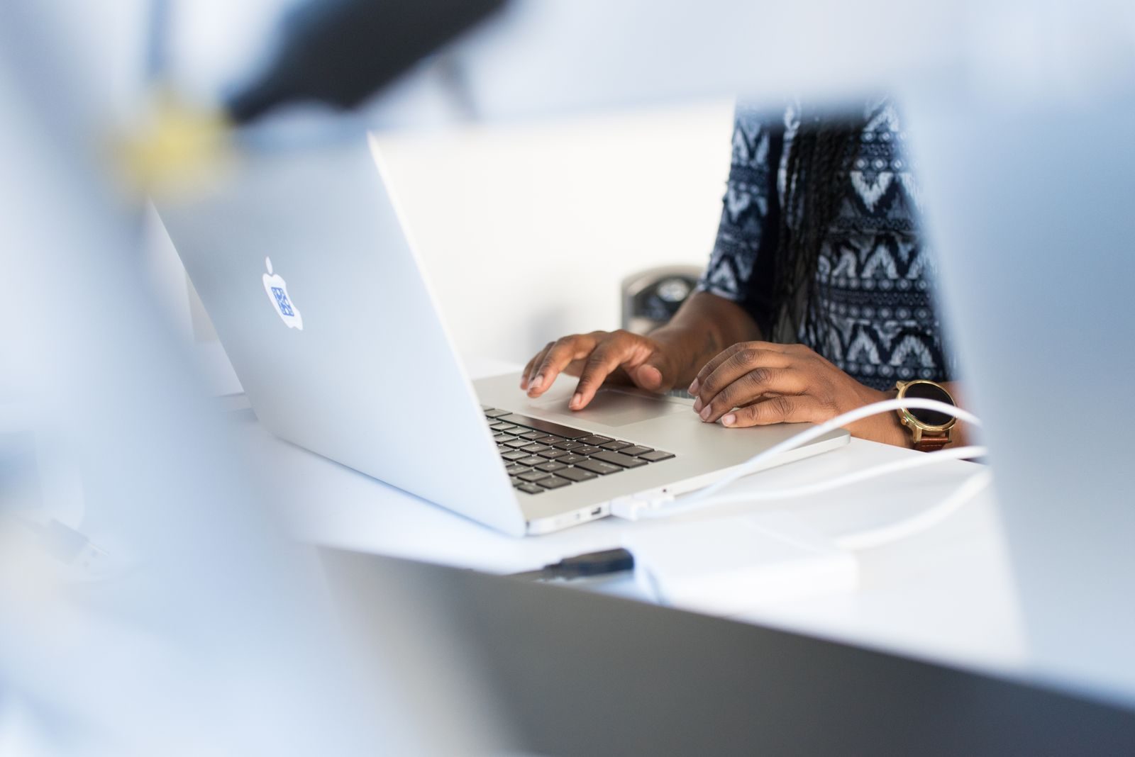 Profissional trabalhando em um notebook em um escritório