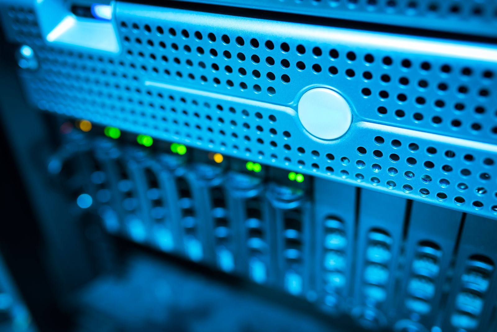 Corredor de servidores em um data center de inteligência artificial