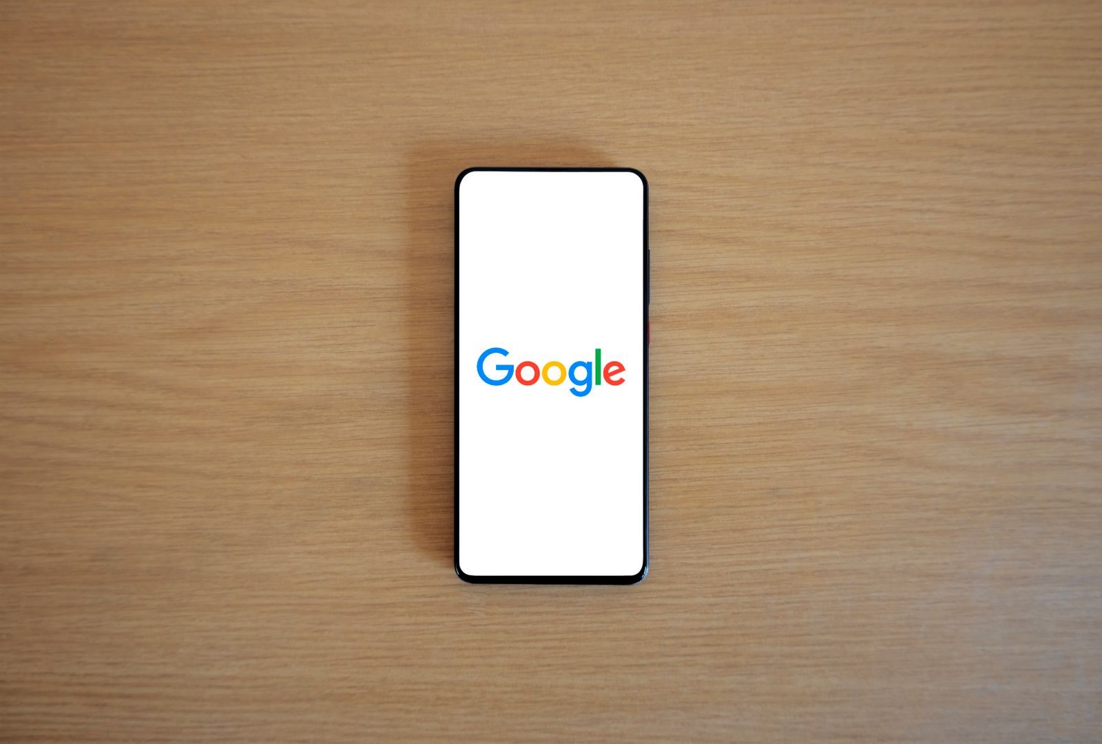 Celular com o aplicativo do Gemini, assistente de inteligência artificial do Google