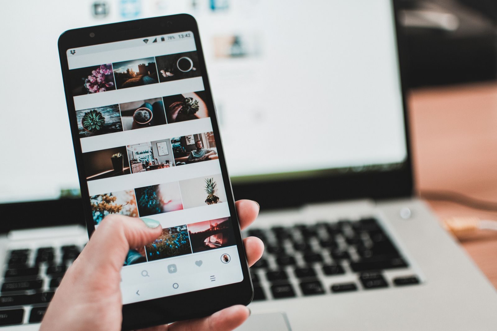 Pessoa rolando o feed de uma rede social no celular