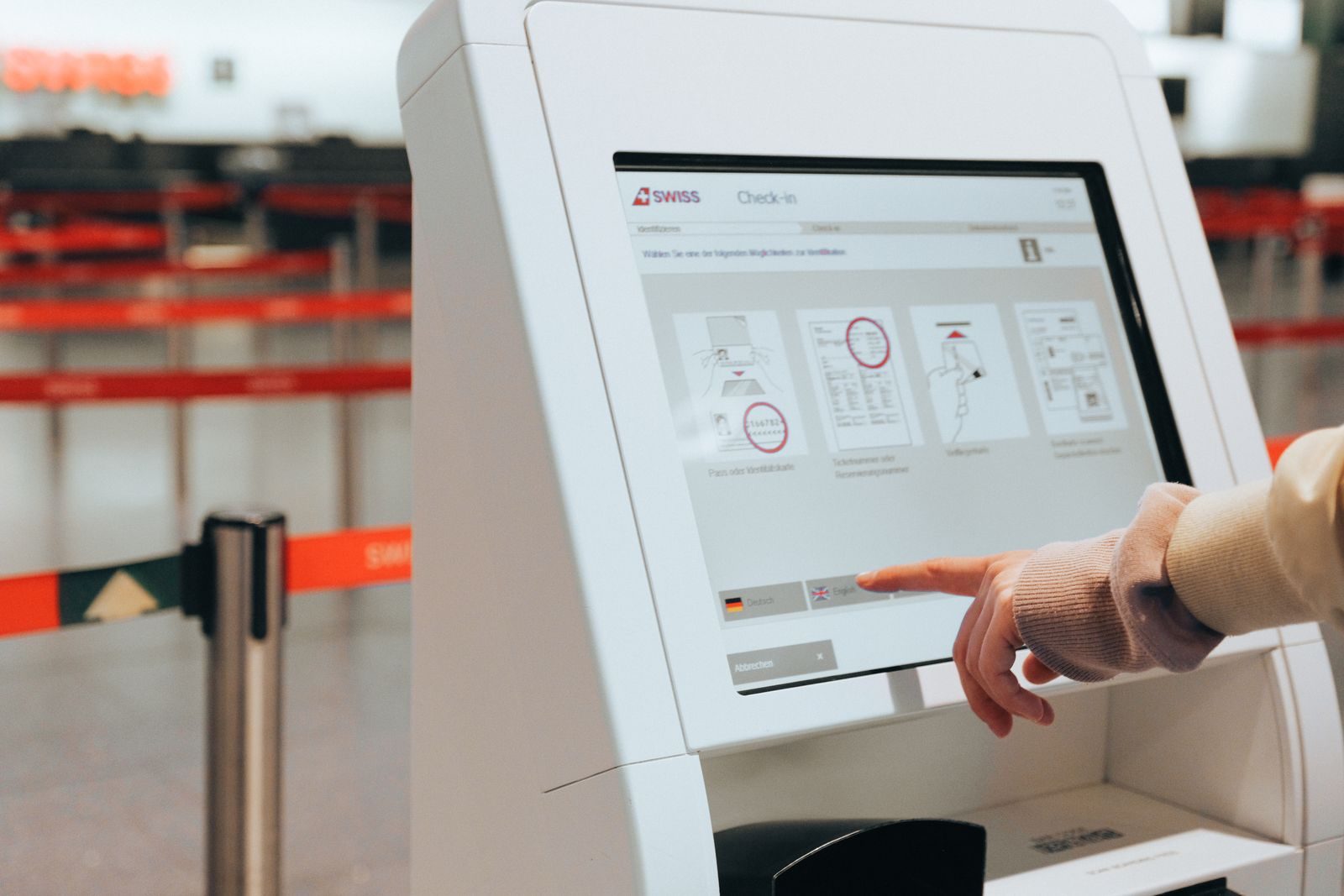Passageiro faz check-in pelo celular em aeroporto