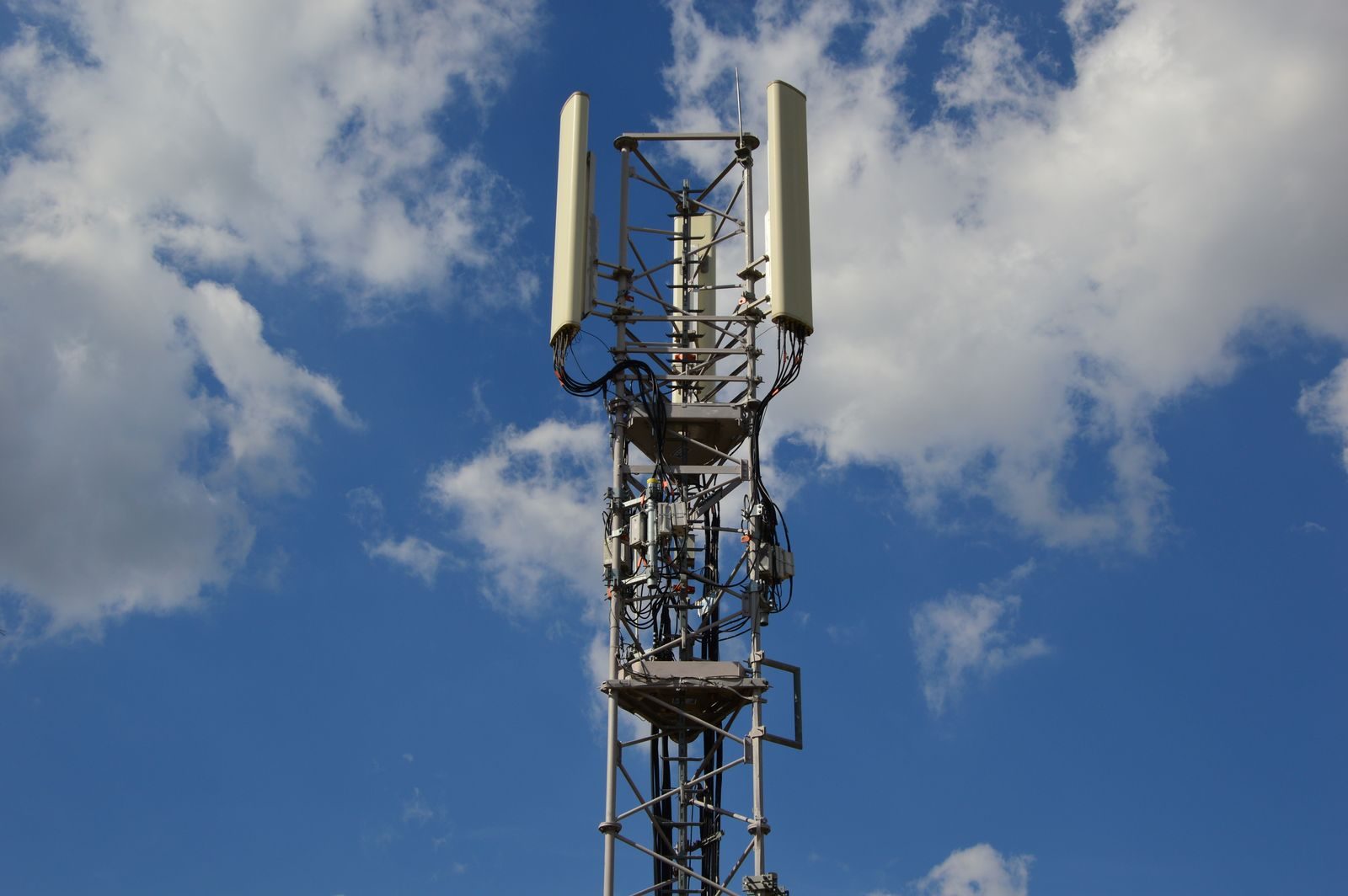 Torre de telecomunicações com antenas de rede 5G