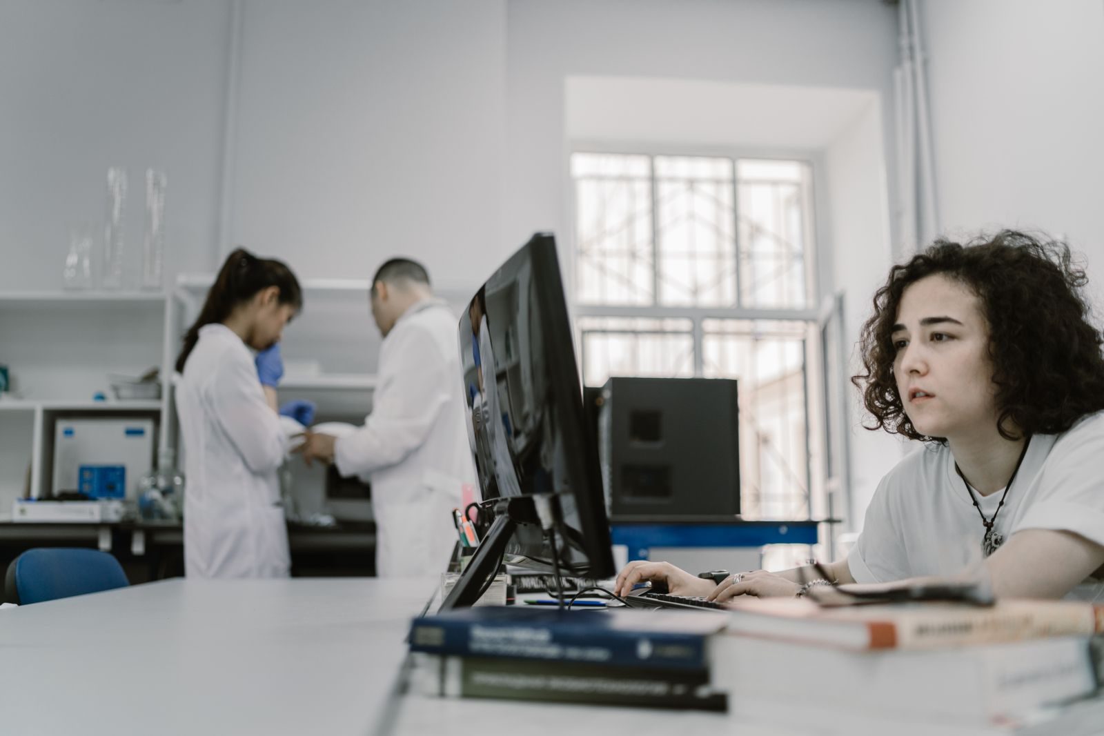 Pesquisador diante de um computador em laboratório de ciência