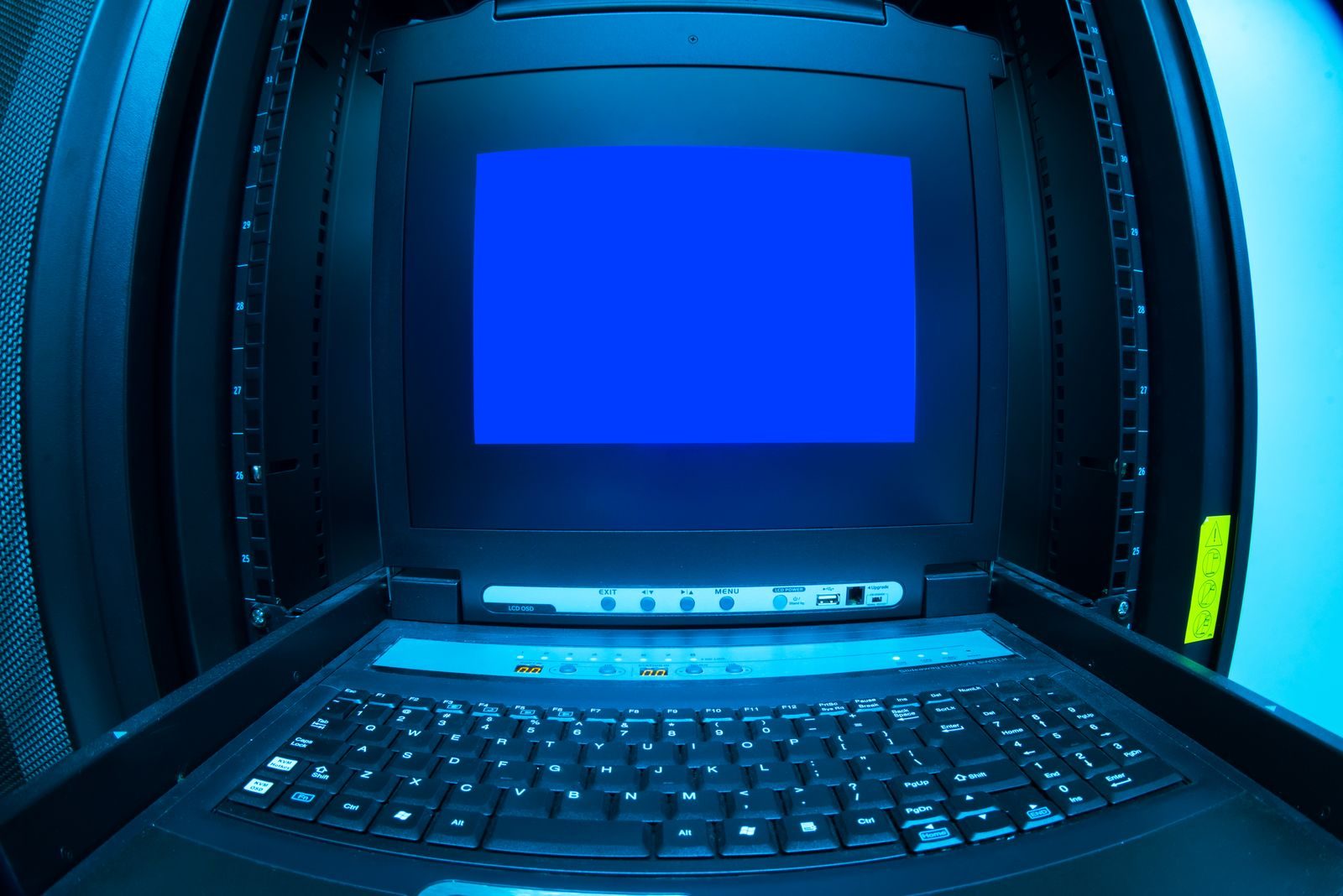Corredor de servidores em um data center usado para processamento de inteligência artificial
