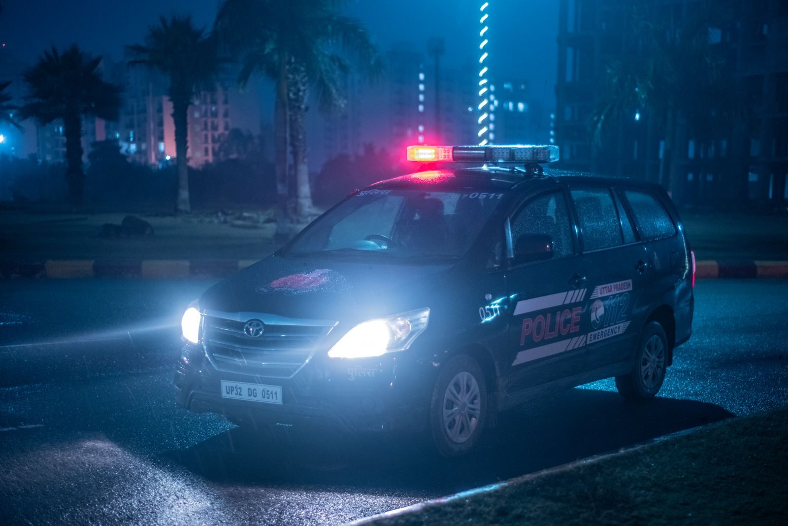 Viatura da polícia em uma rua à noite