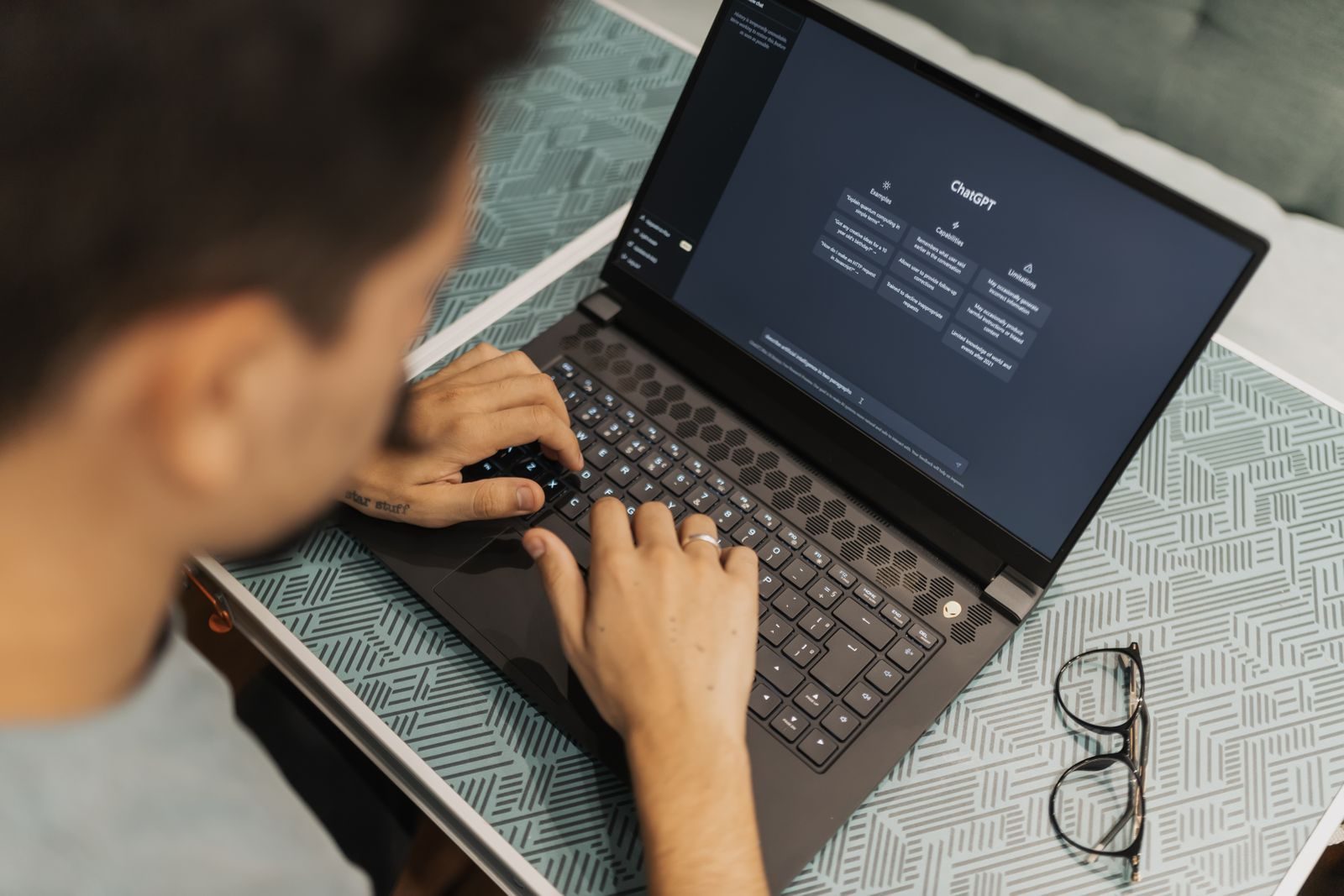 Profissional usa assistente de inteligência artificial em um notebook