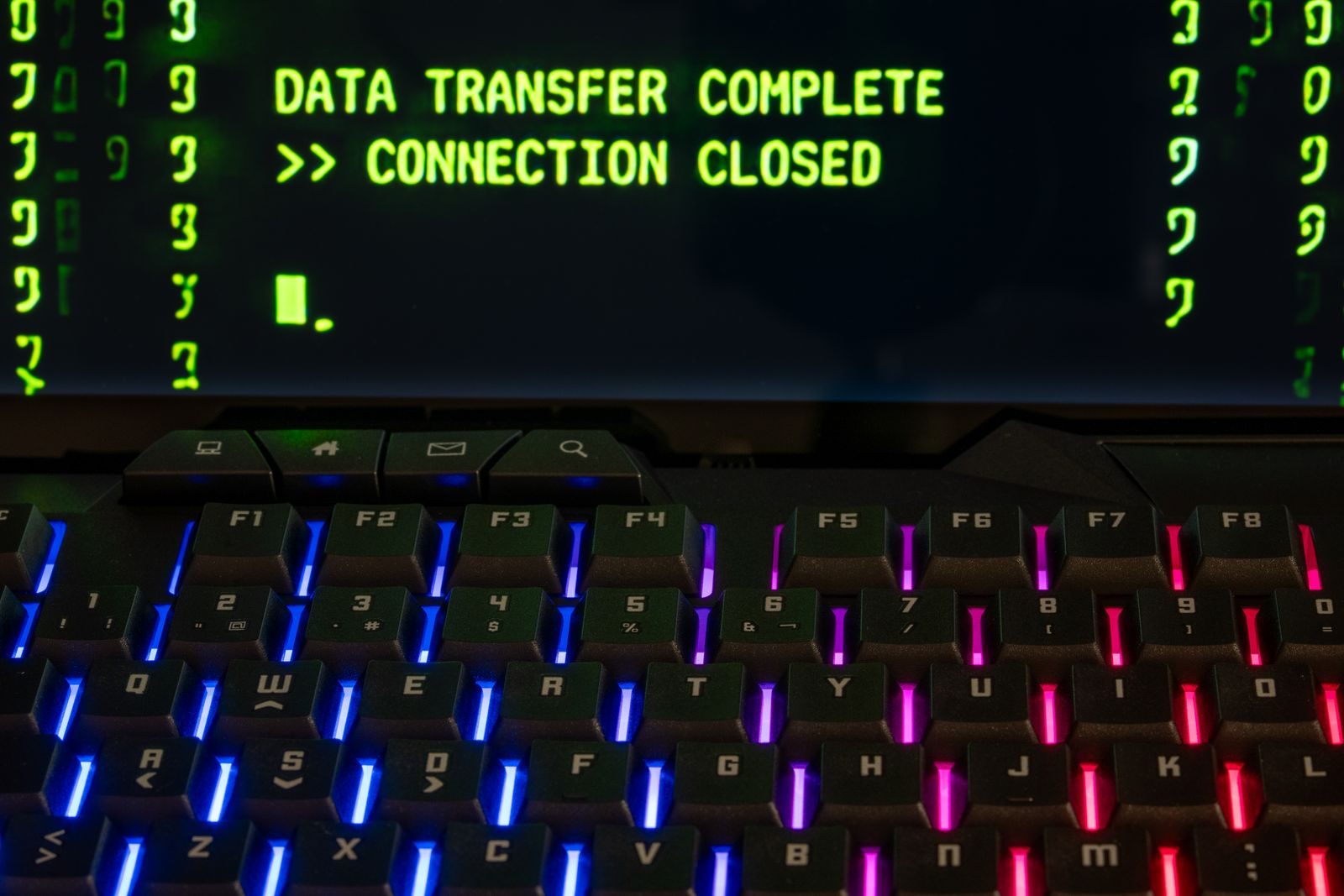 Tela de código e servidores representando um incidente de segurança digital
