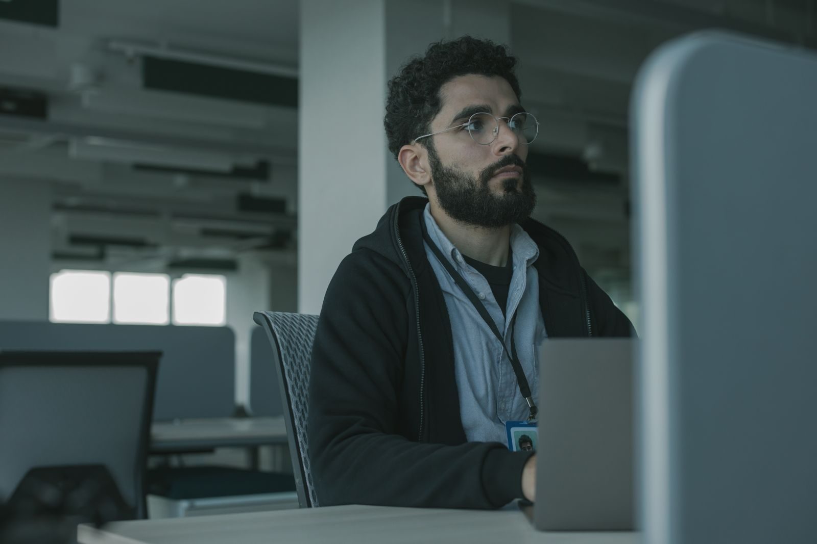 Profissional trabalhando em um notebook em escritório