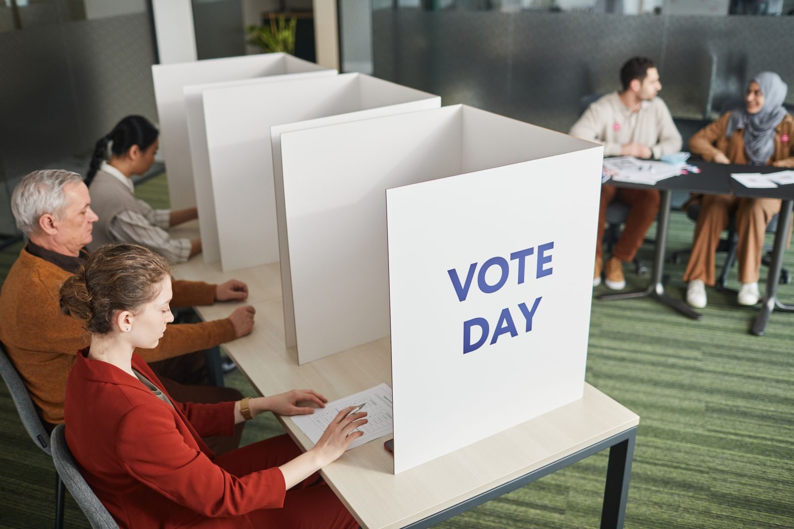 Eleitor consulta um chatbot de inteligência artificial no celular antes de votar