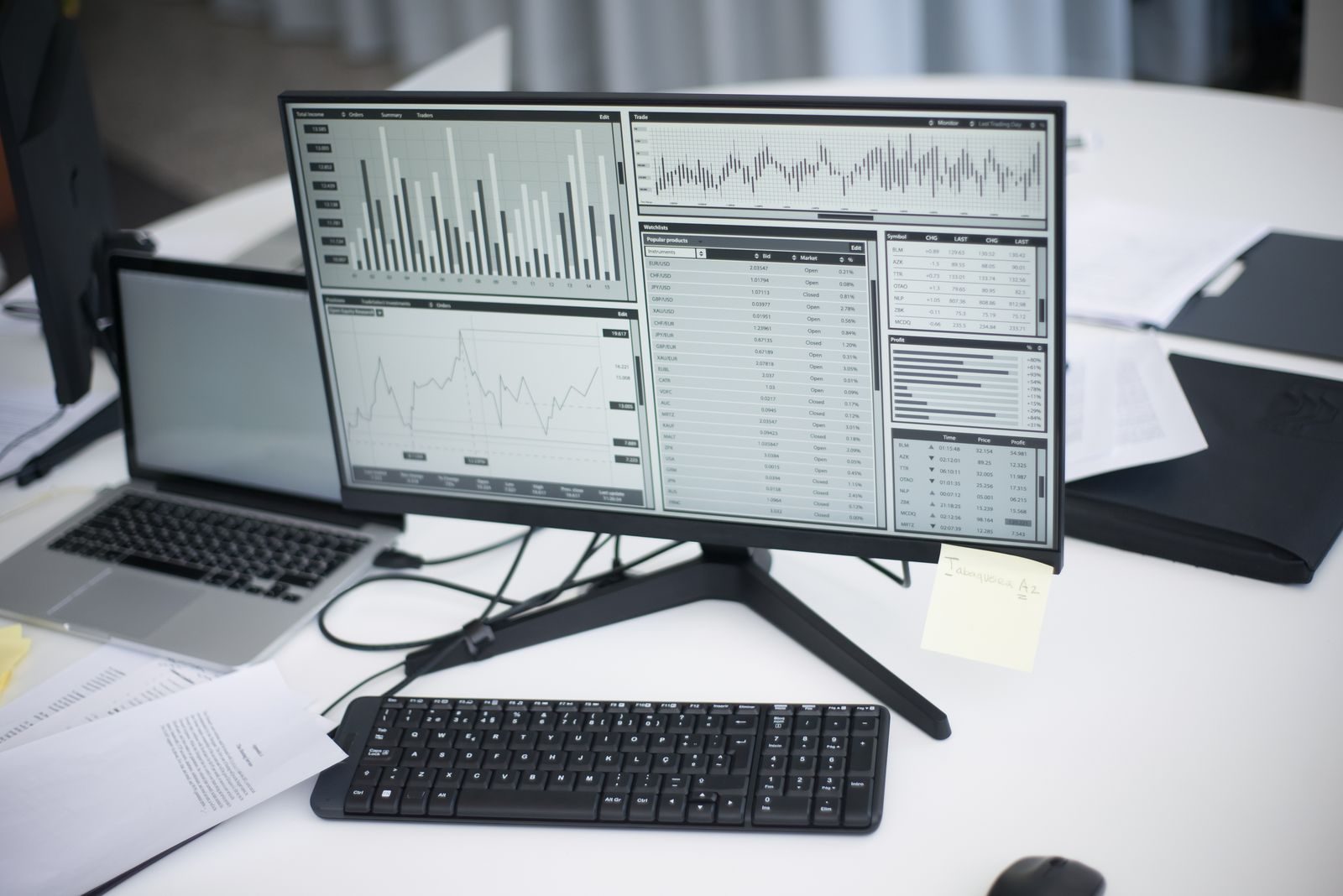 Profissionais analisam painéis de dados em um escritório corporativo