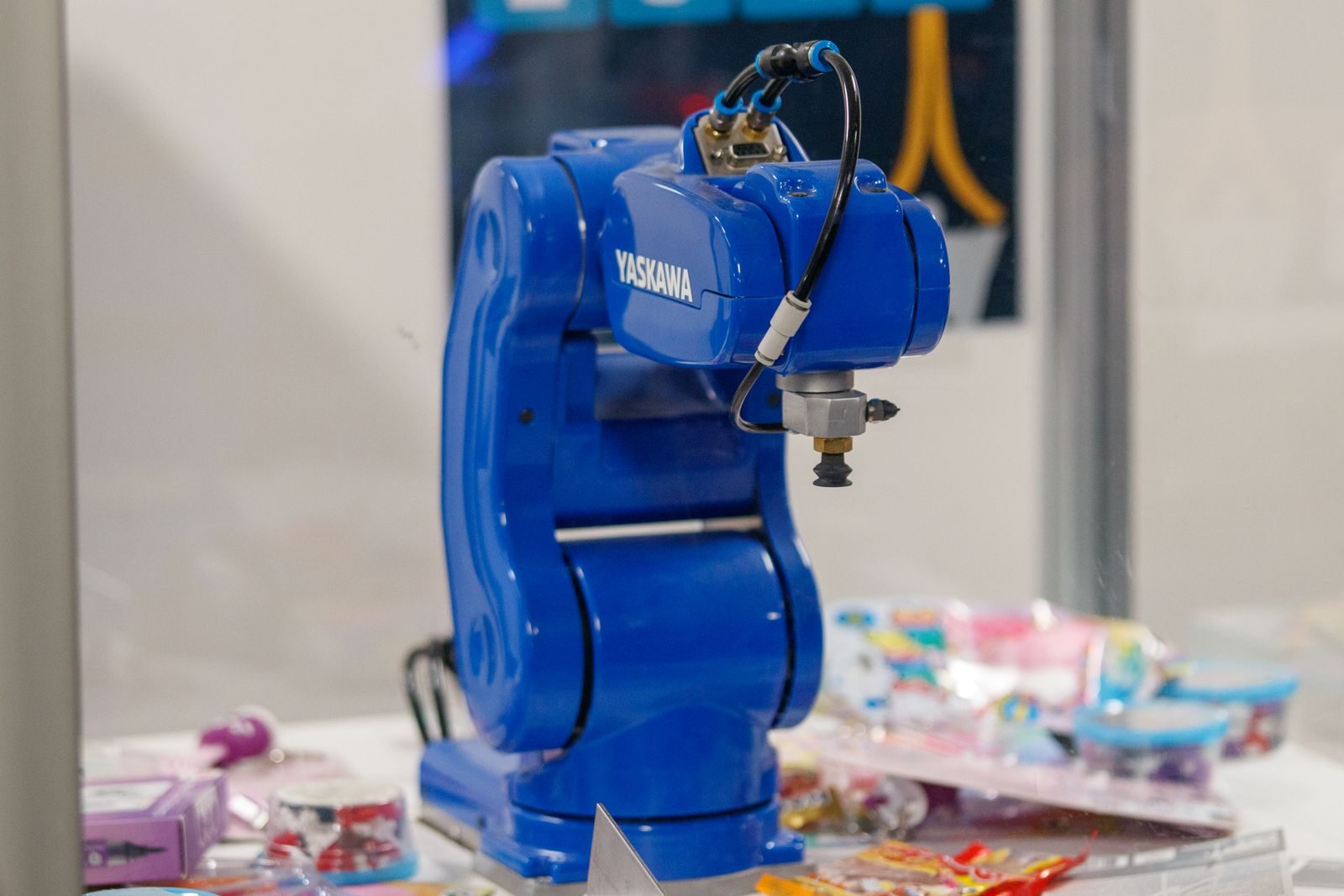 Linha de produção industrial com equipamentos automatizados