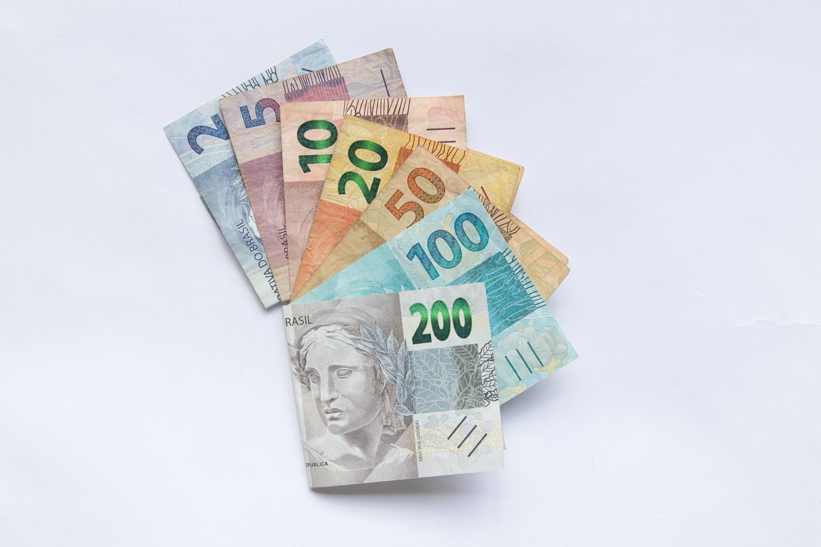 Notas de real brasileiro sobre uma mesa