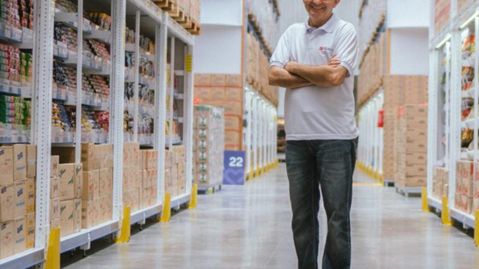 Ilson Mateus Rodrigues, fundador do Grupo Mateus, de paletó escuro, em retrato de divulgação