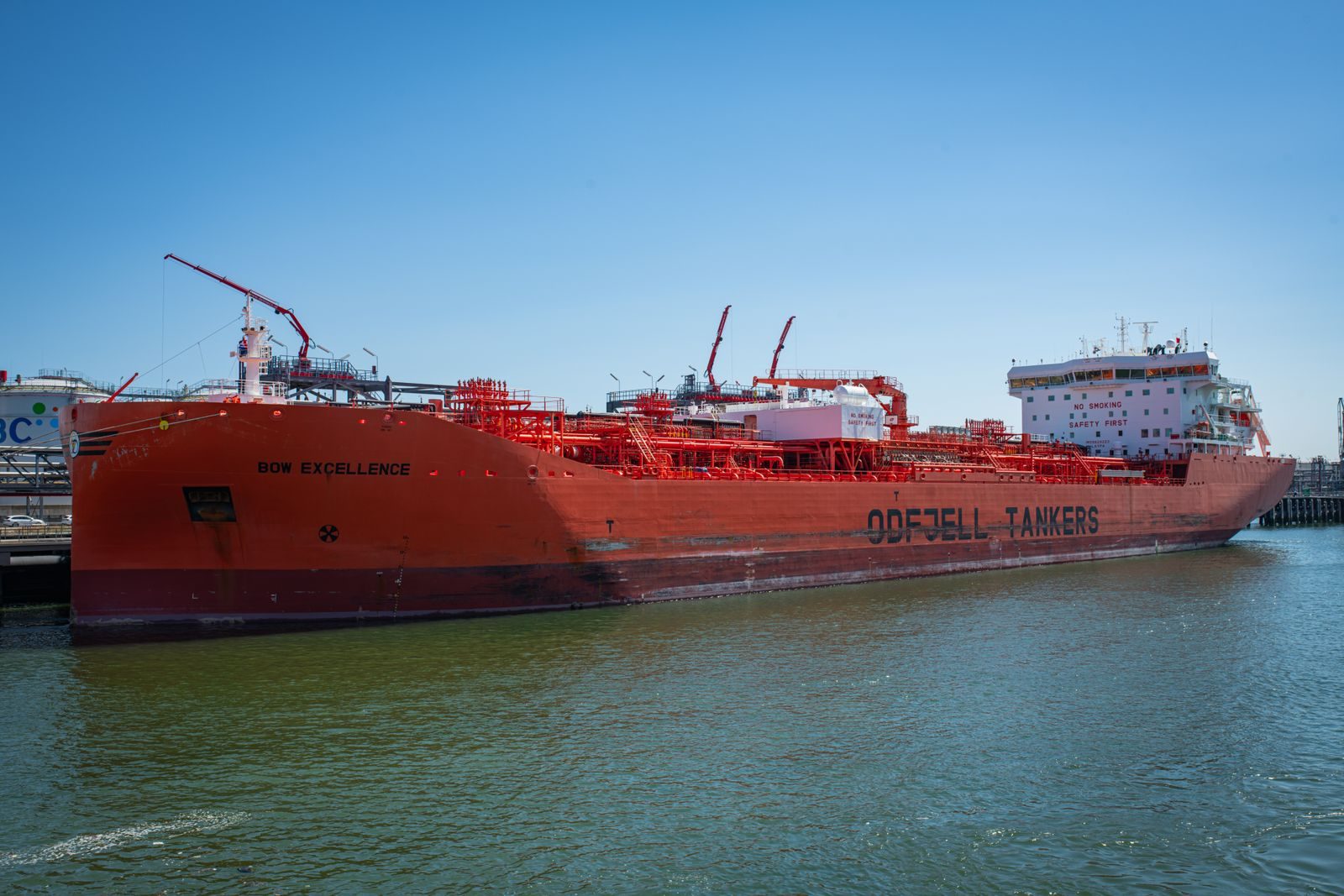 Navio petroleiro carregado em terminal de exportação de petróleo bruto