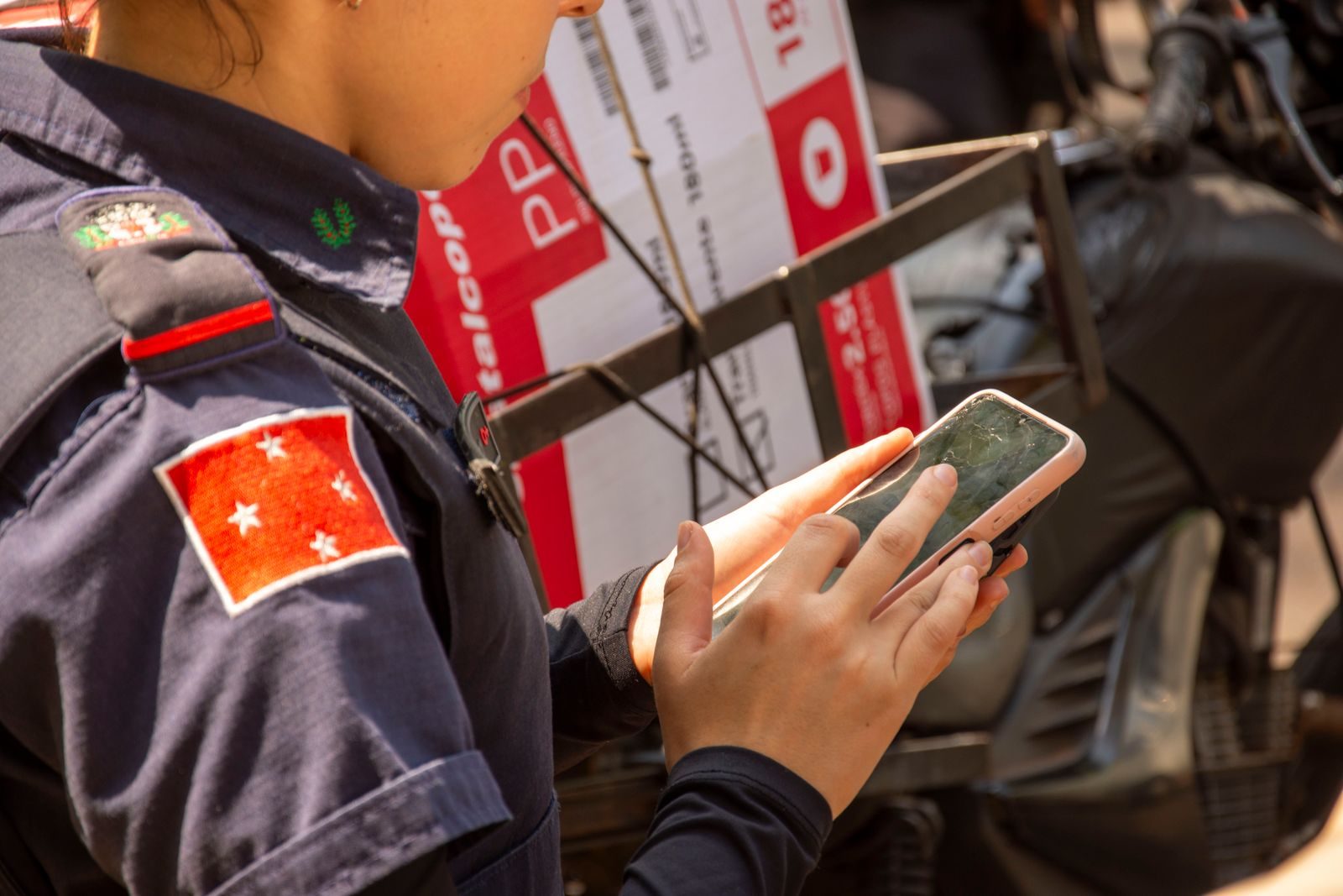 Eleitor usando celular para acompanhar a campanha do segundo turno