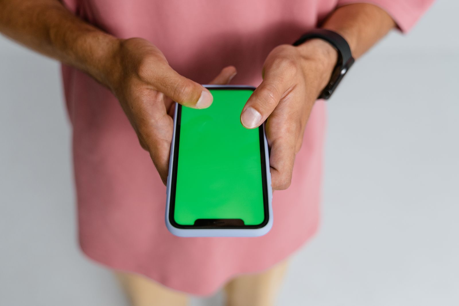 Pessoa usando smartphone com aplicativo de inteligência artificial