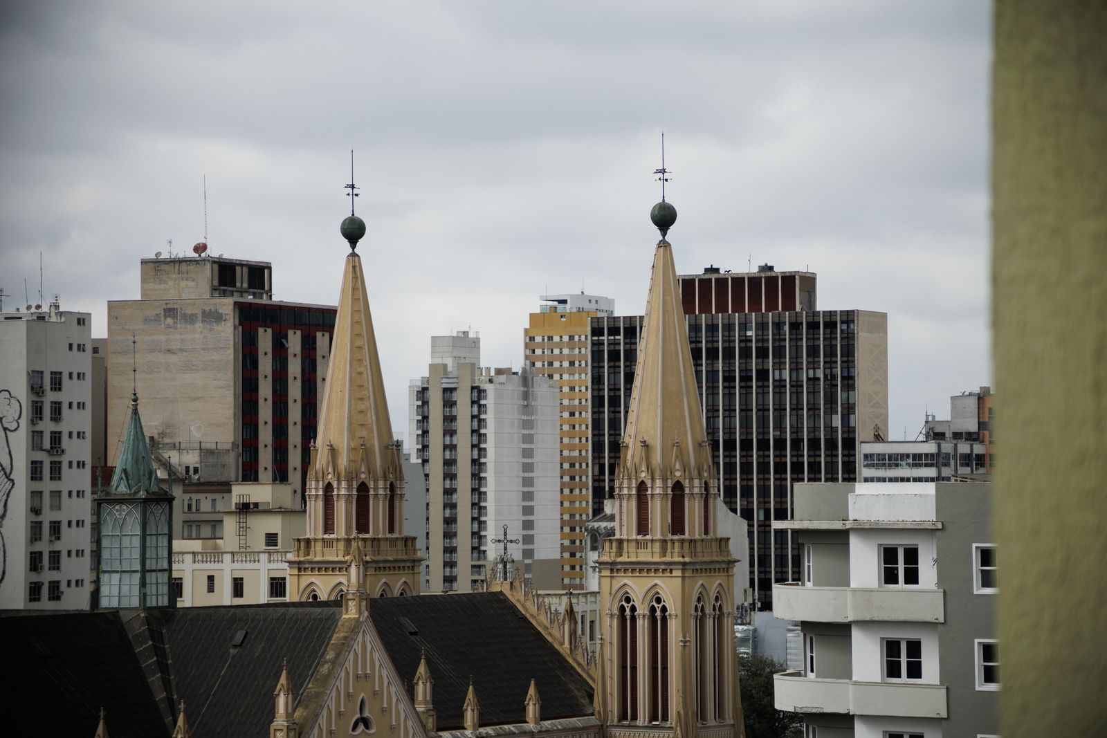 Corredor de servidores em um data center corporativo