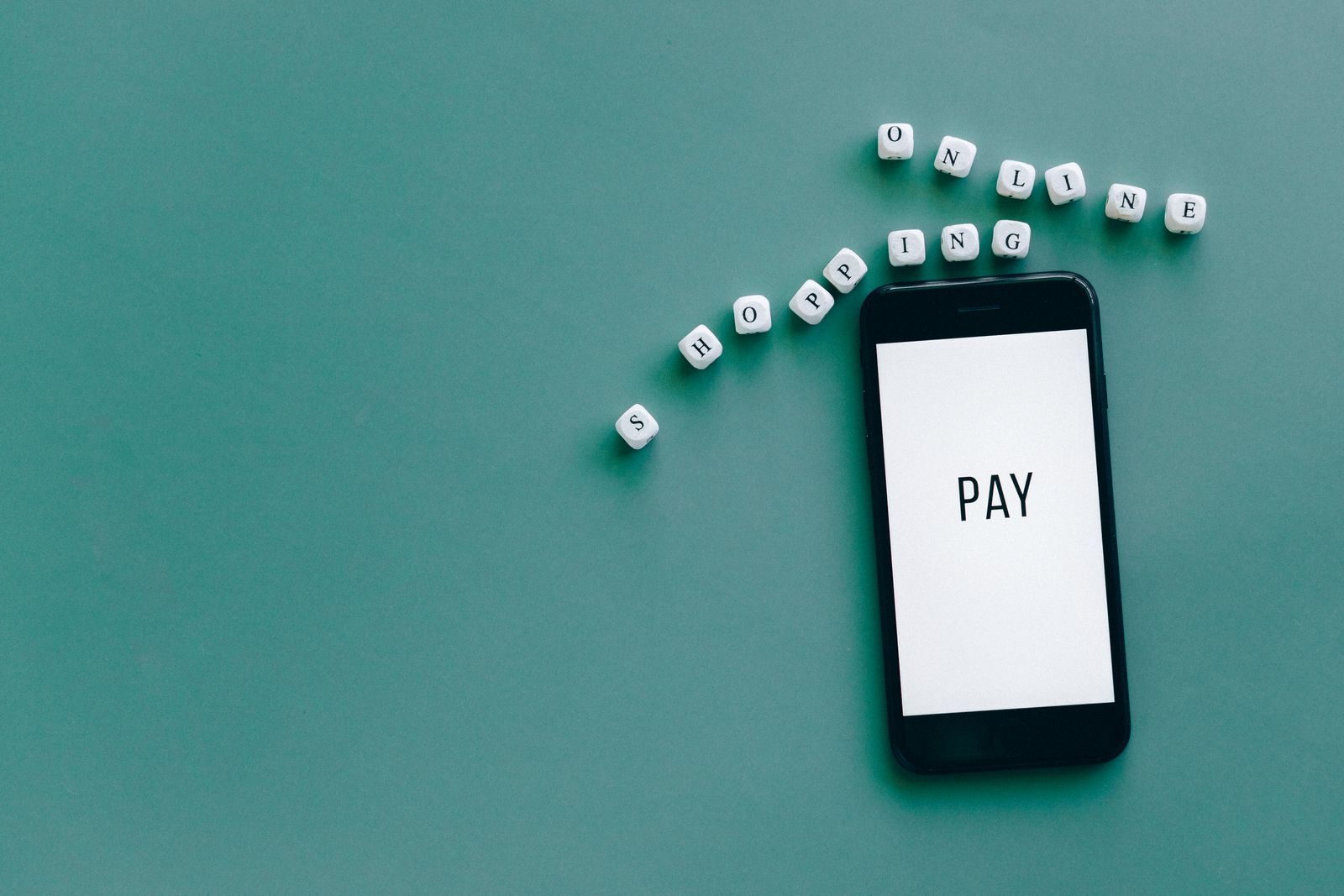 Pessoa paga uma compra com cartão de crédito pelo celular