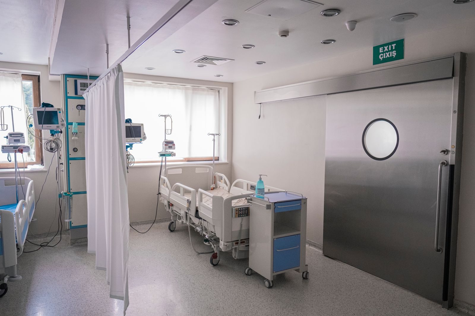 Corredor de hospital com sinalização de unidade de terapia intensiva