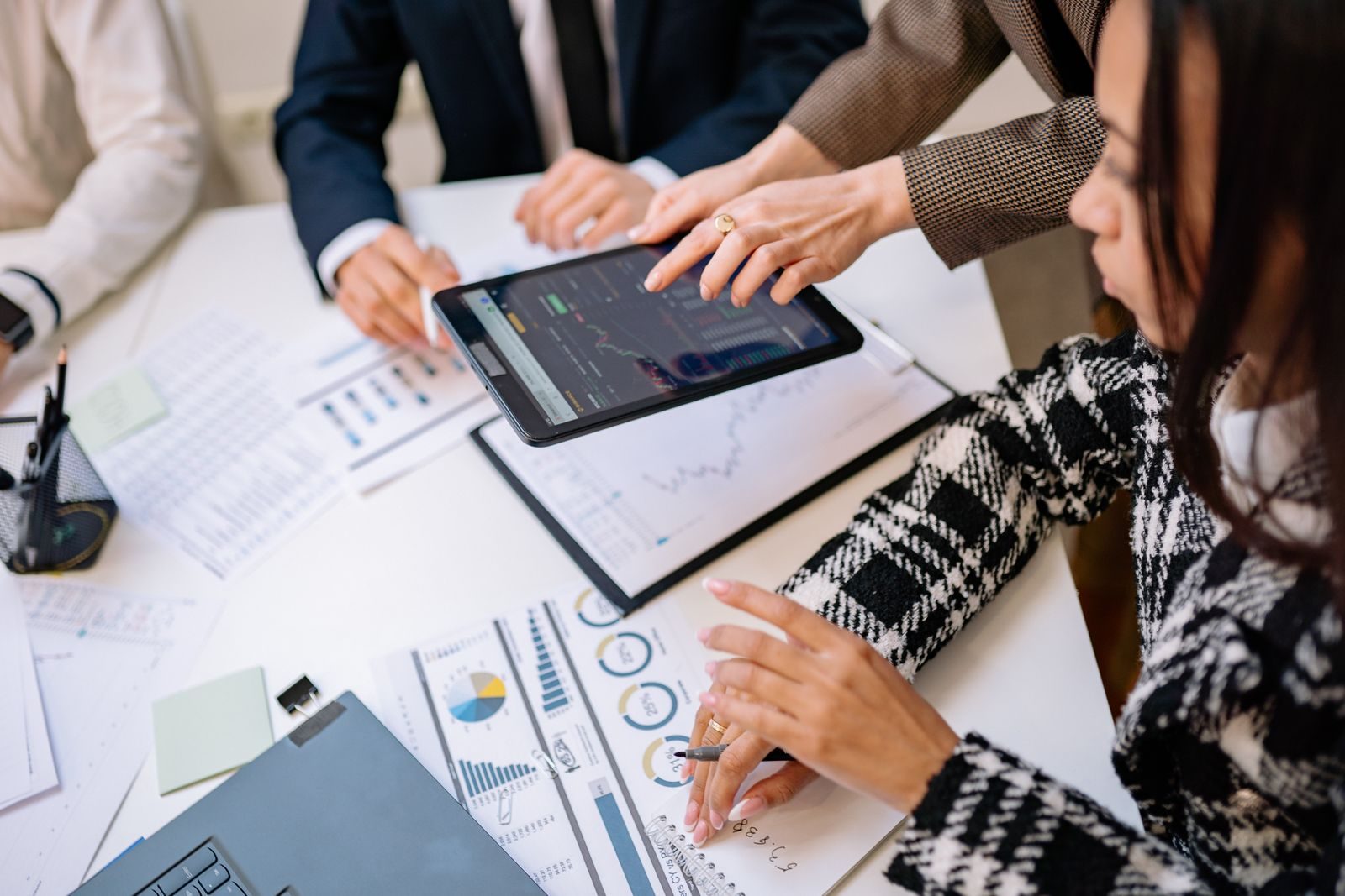Executivos em reunião de estratégia corporativa discutindo tecnologia e transformação digital