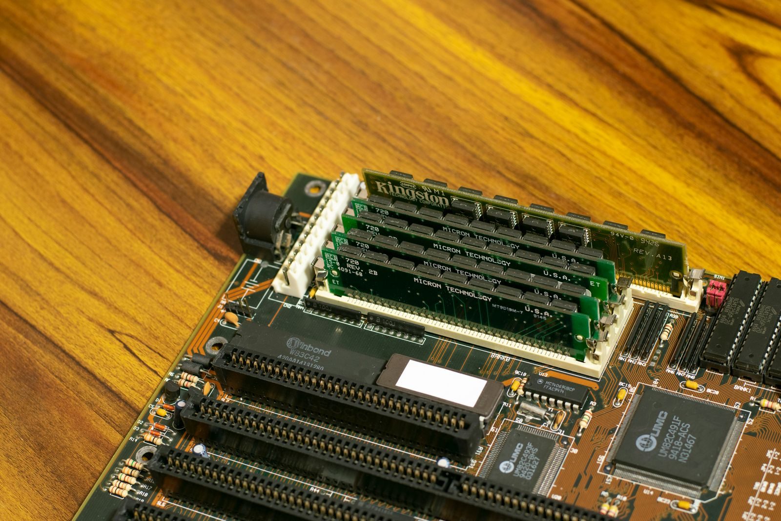 Chips de memória semicondutores em uma placa de circuito
