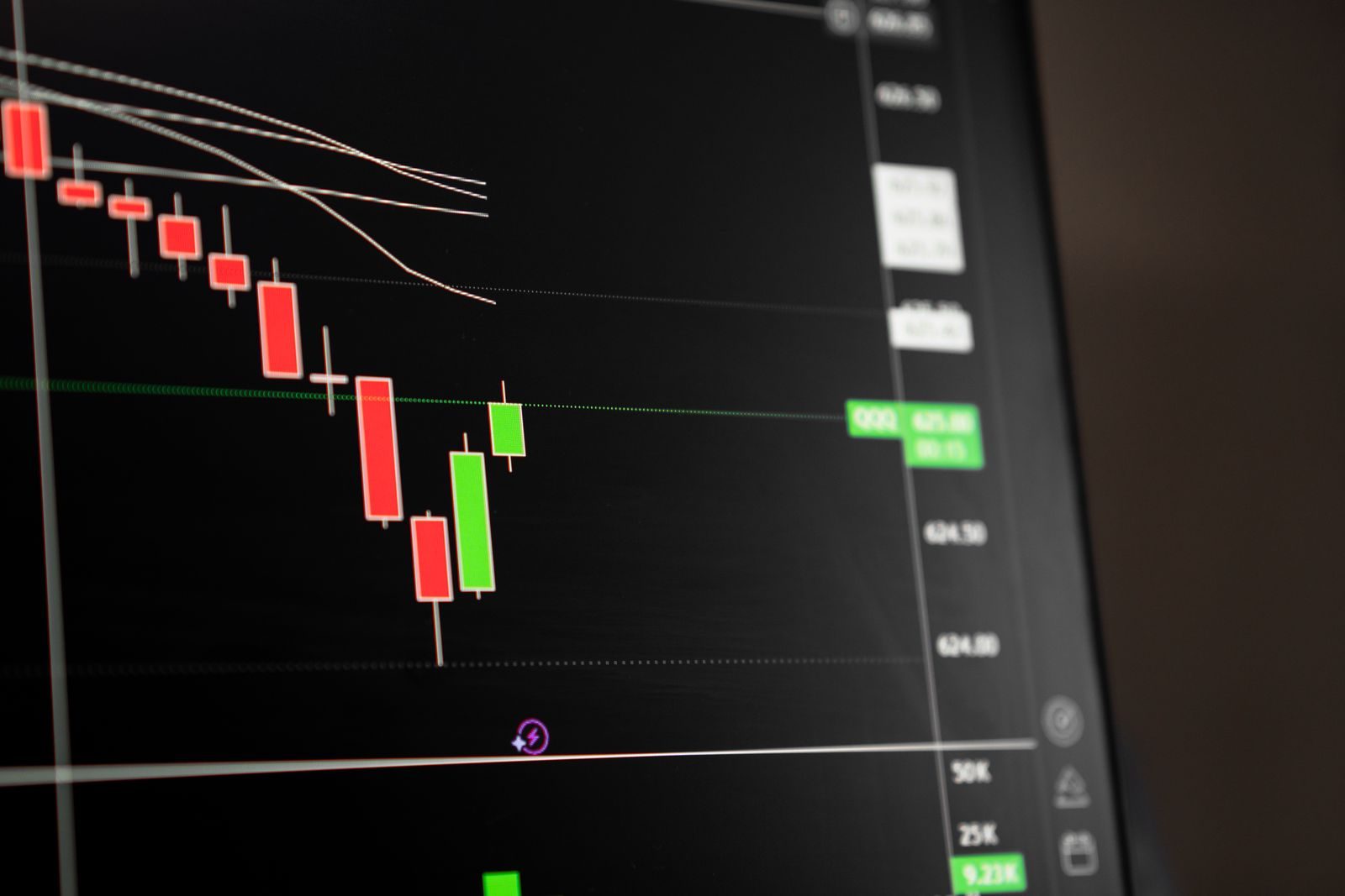 Painel de cotações de bolsas asiáticas com índices em queda