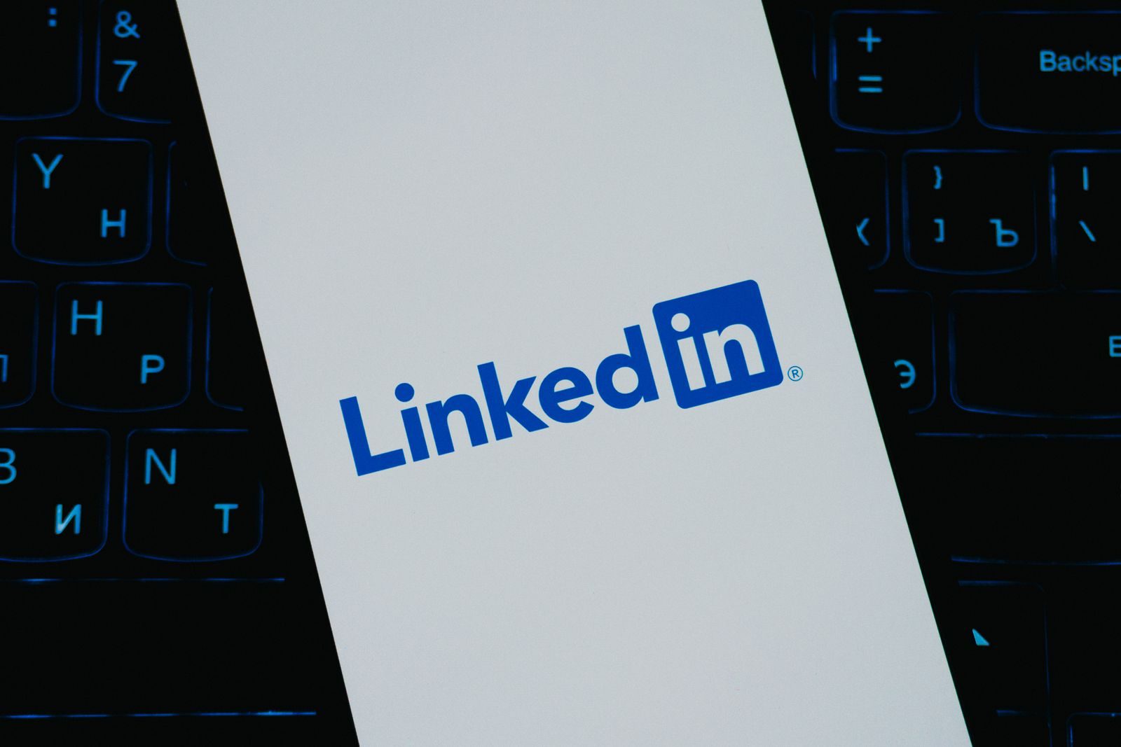 Pessoa usando o LinkedIn em um celular