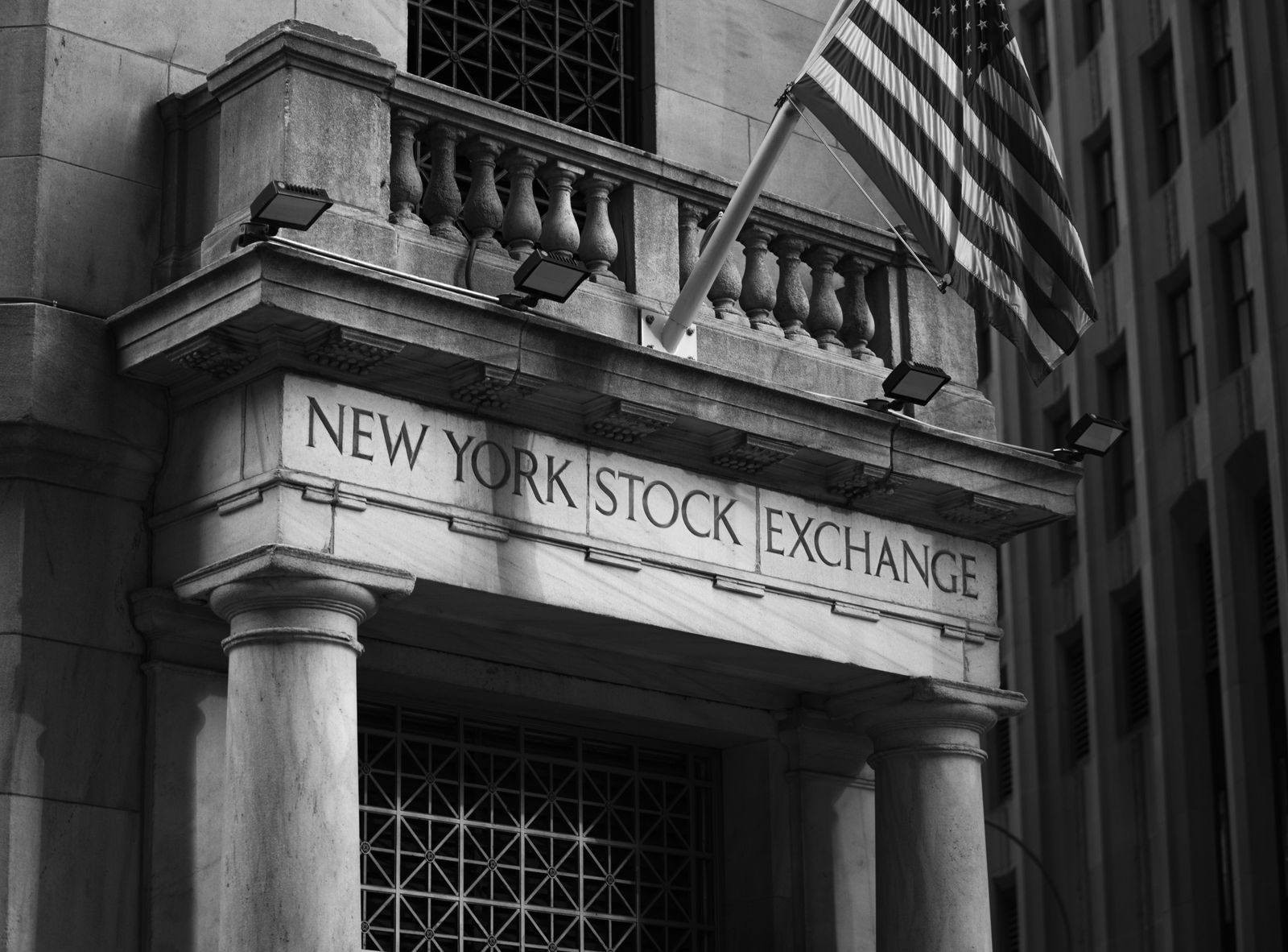 Fachada da bolsa de Nova York, em Wall Street