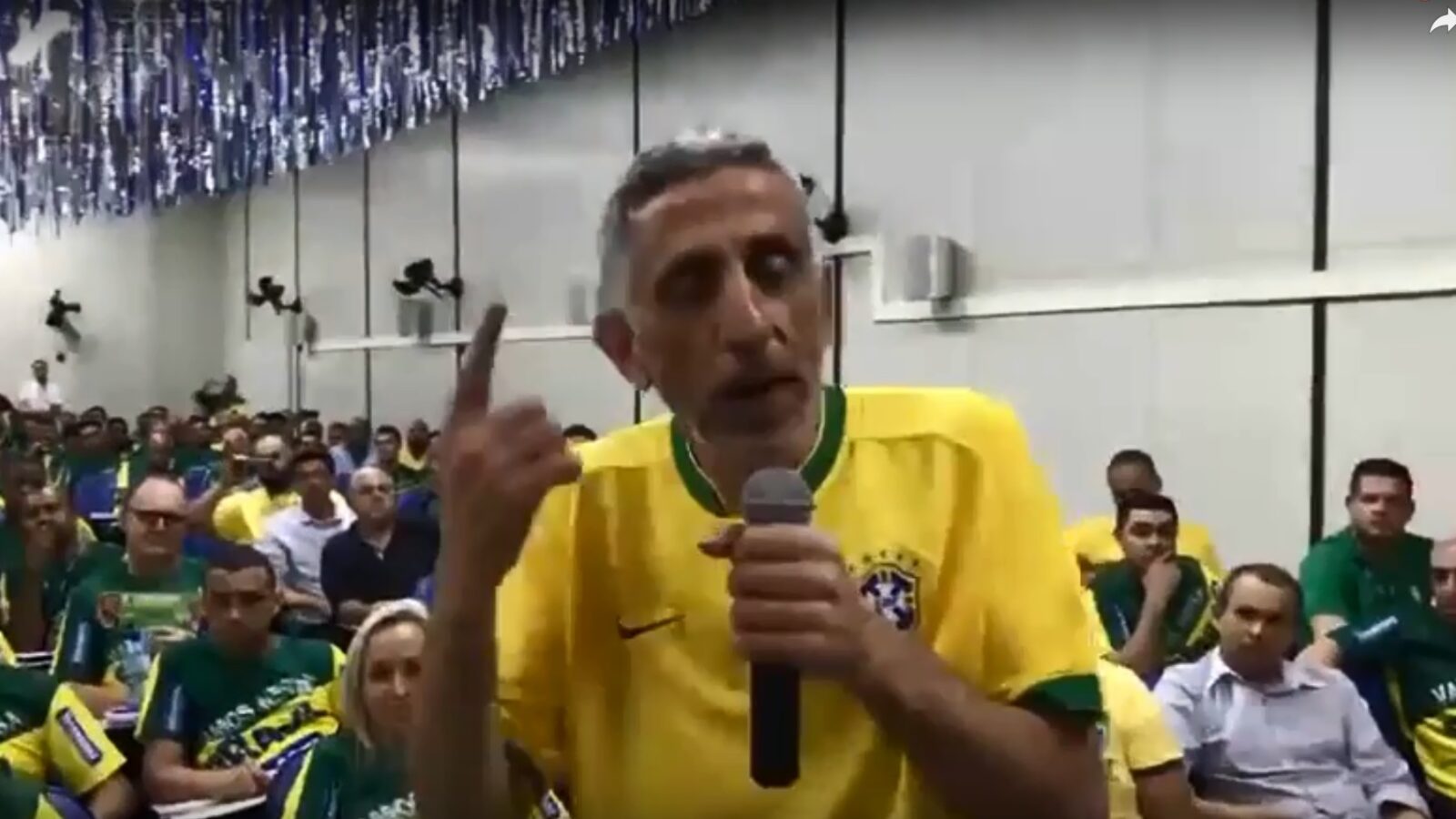 Nasser Fares, presidente das Lojas Marabraz e um dos controladores da rede, fala ao microfone em evento