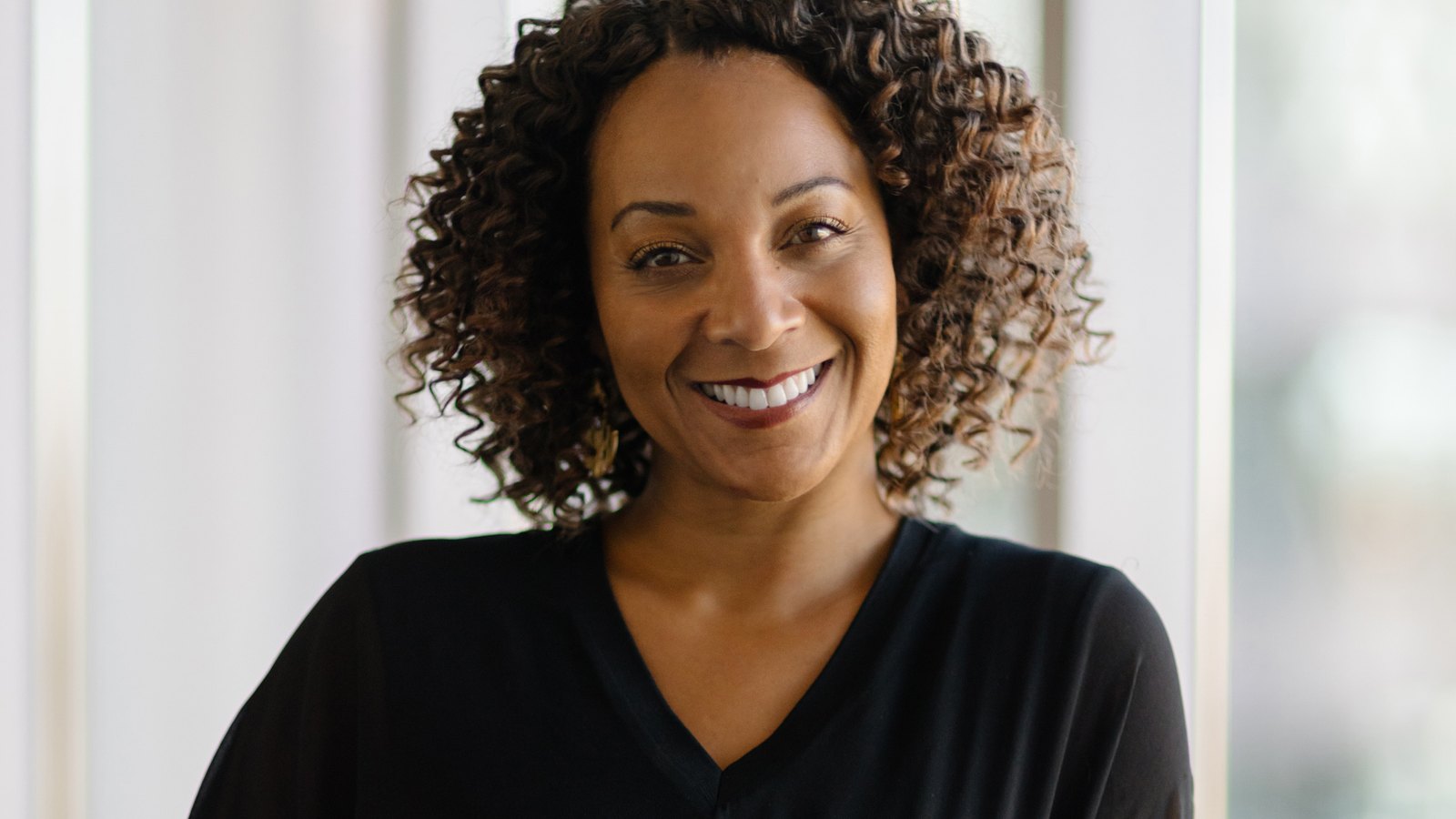 Tekedra Mawakana, CEO da Waymo, em retrato oficial da empresa.
